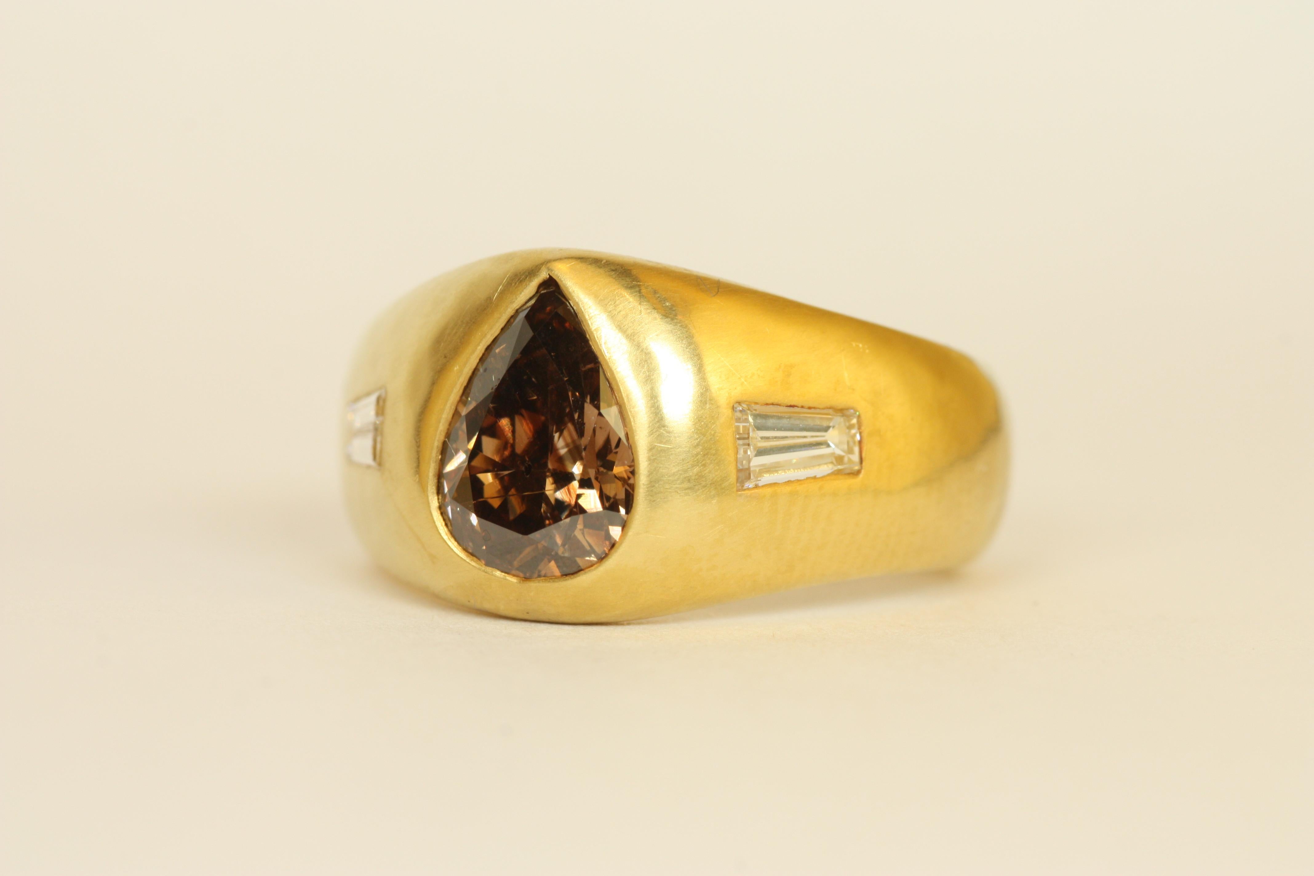 Anello fatto a mano in oro giallo 22k con un diamante centrale a forma di pera da 1,50ct color caffè (Calrity SI1) e 2 diamanti laterali con taglio a baguette (0,25cttw, Clarity VS1, Color G). Realizzato da Bracken Jewellers a Venice, California.