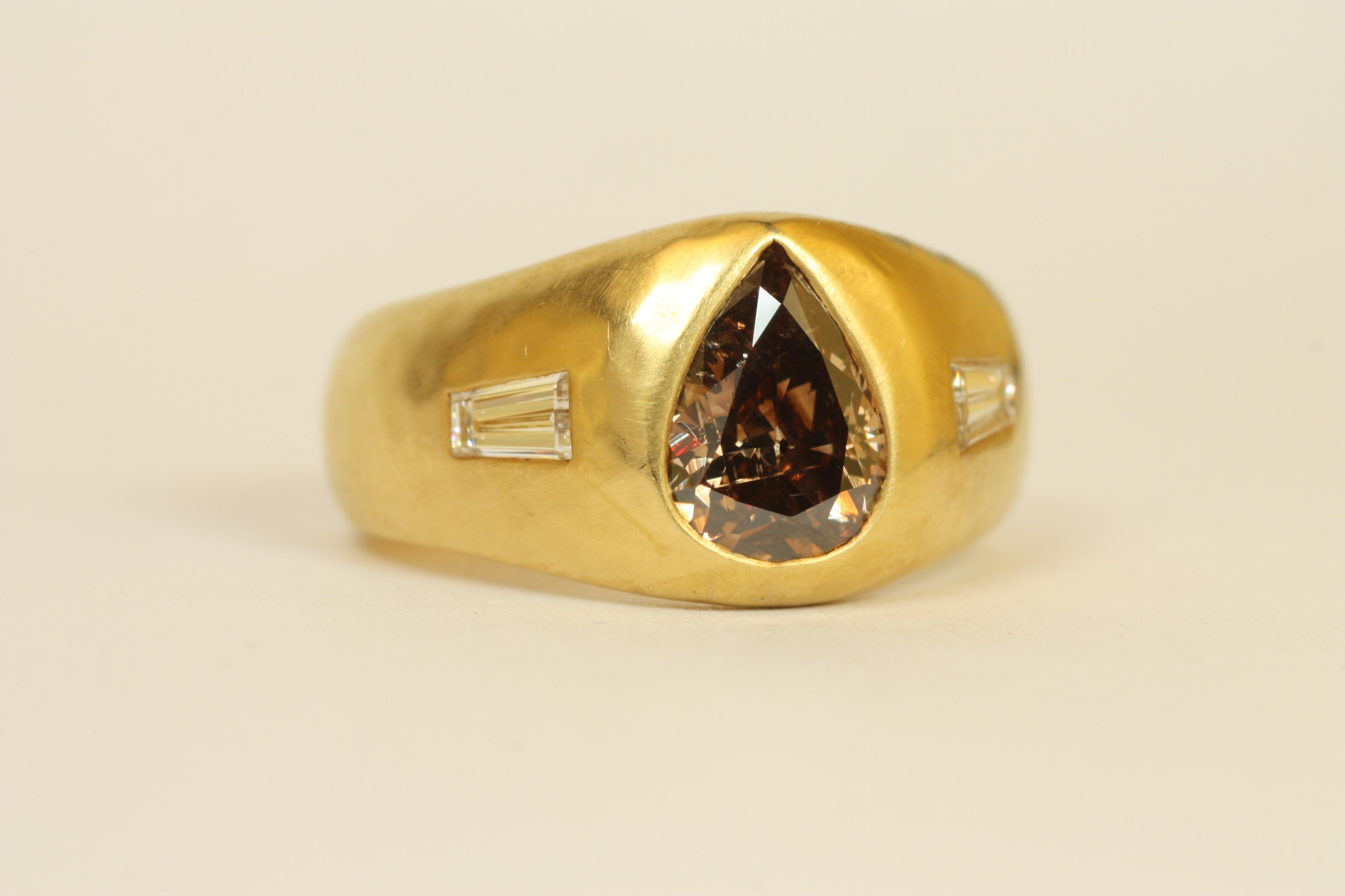 Artigiano Anello a tre pietre in oro 22K con pera e diamante baguette da 1,75 carati totali in vendita