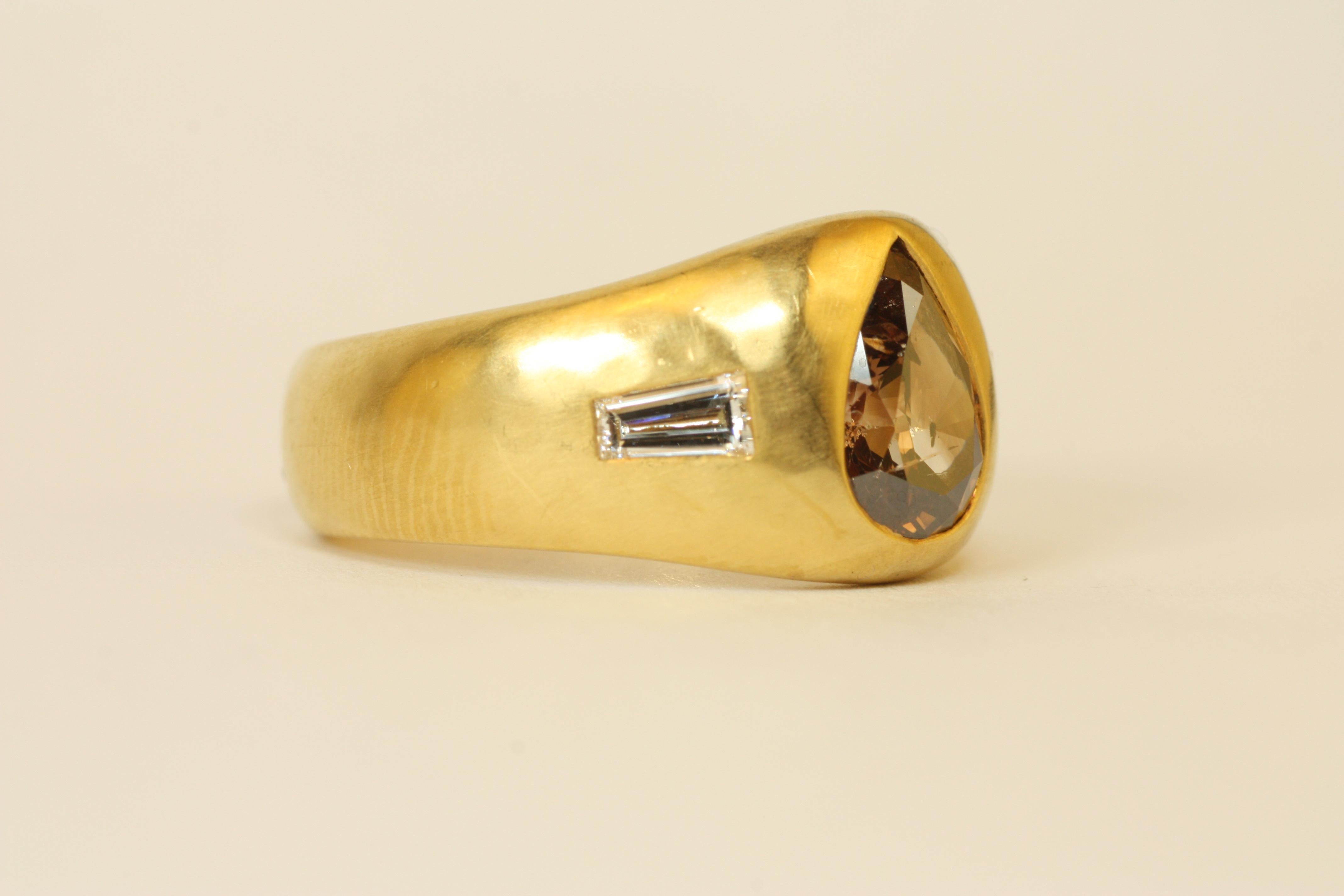 Taglio a goccia Anello a tre pietre in oro 22K con pera e diamante baguette da 1,75 carati totali in vendita
