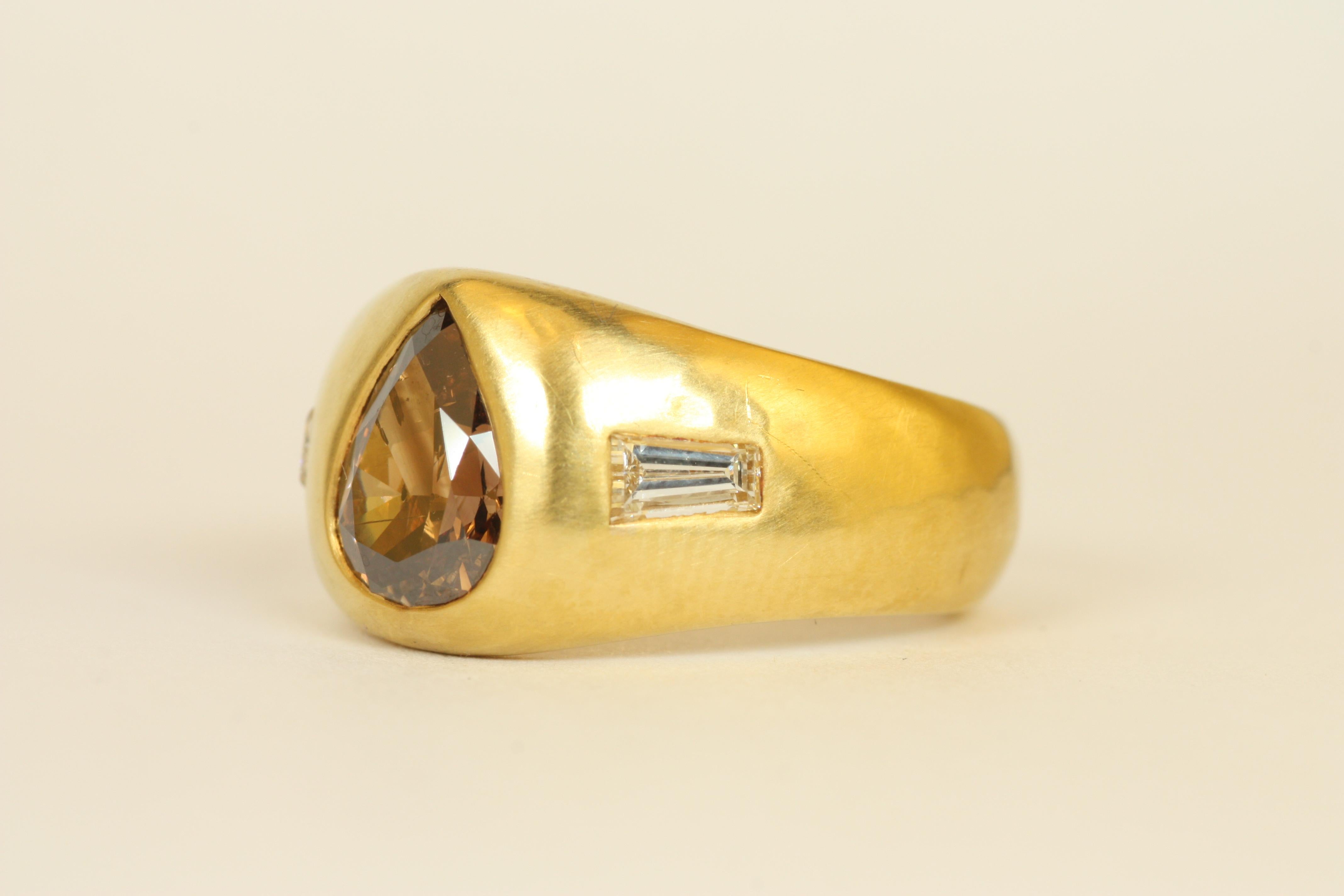 Anello a tre pietre in oro 22K con pera e diamante baguette da 1,75 carati totali In condizioni Nuovo in vendita a Santa Monica, CA
