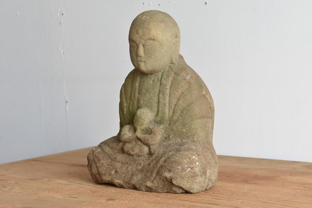It is a stone Buddha of Jizo Bodhisattva around 1750-1850 in the Edo period.

Jizo is one of the bodhisattvas in the world of Buddhism.
It is the one who saves the people of the world with an infinitely benevolent heart.
The characteristic of