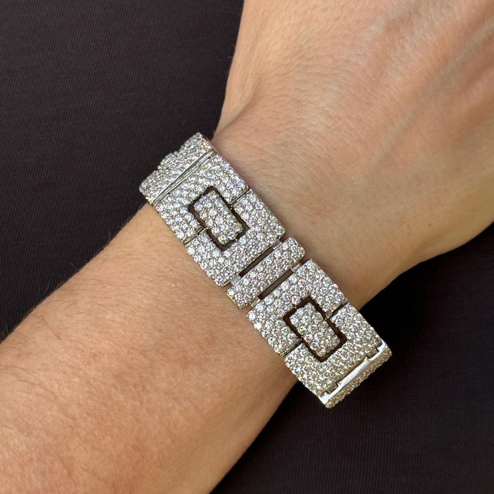 Dieses moderne Gliederarmband aus 18 Karat Weißgold mit Diamanten ist ein atemberaubendes Beispiel für Luxus und Handwerkskunst. Die 716 sorgfältig gefassten runden Diamanten im Brillantschliff mit einem Gesamtgewicht von ca. 17,5 Karat sind in der