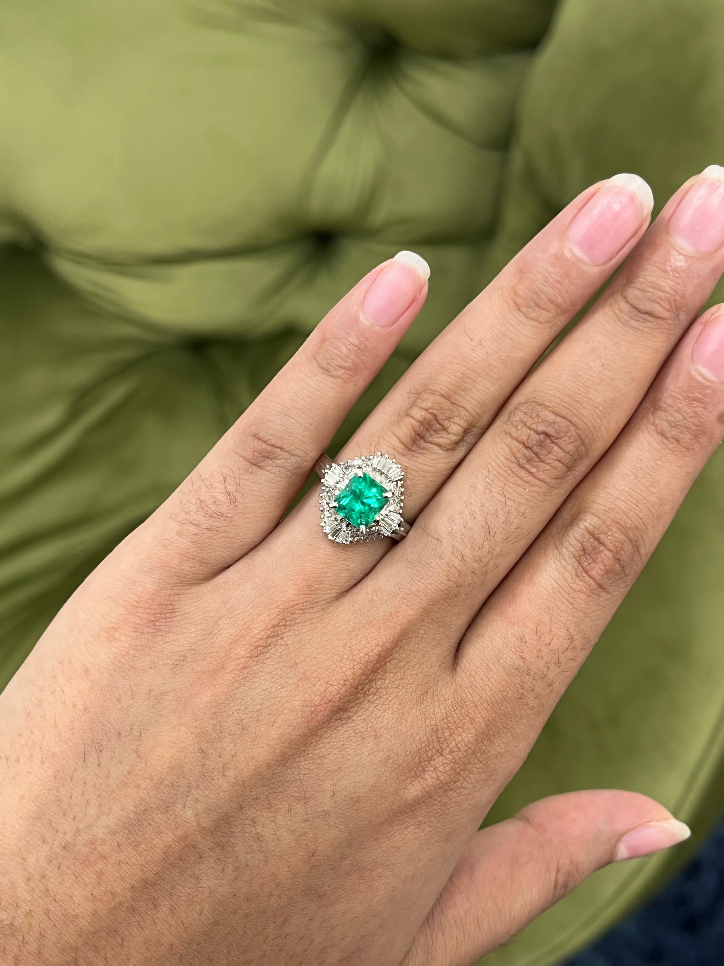 Dieser elegante, strahlende und fachmännisch gefertigte 1,75-Karat-Smaragd-Cocktailring besticht durch zeitlose Raffinesse mit modernem Touch.
Eingefasst in 7,2 Gramm glänzendes PT900-Platin, leuchtet der pulsierende Smaragd in seinem Zentrum mit