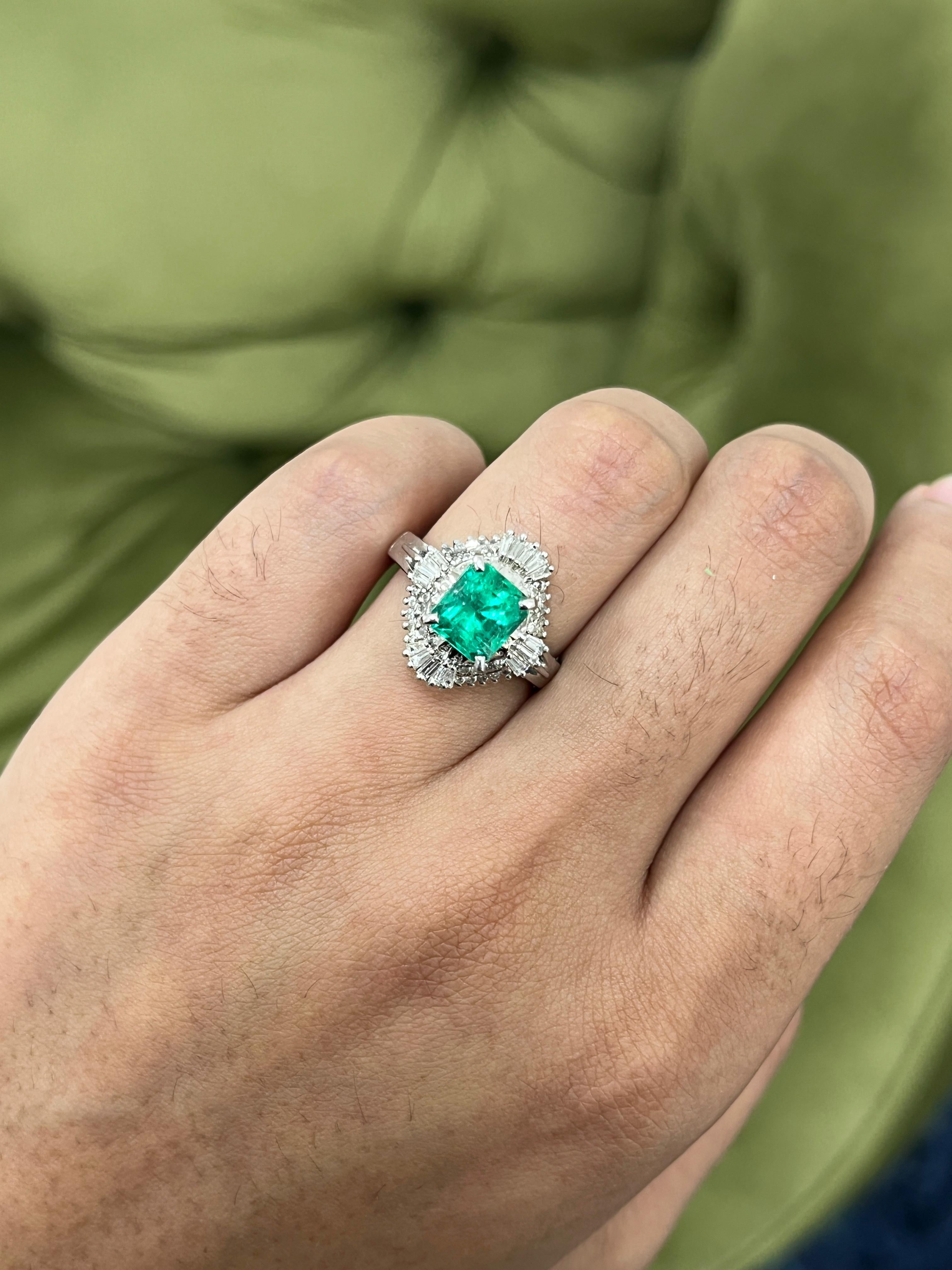 1,750 Karat Smaragd-Cocktailring in PT900 (Carréeschliff) im Angebot