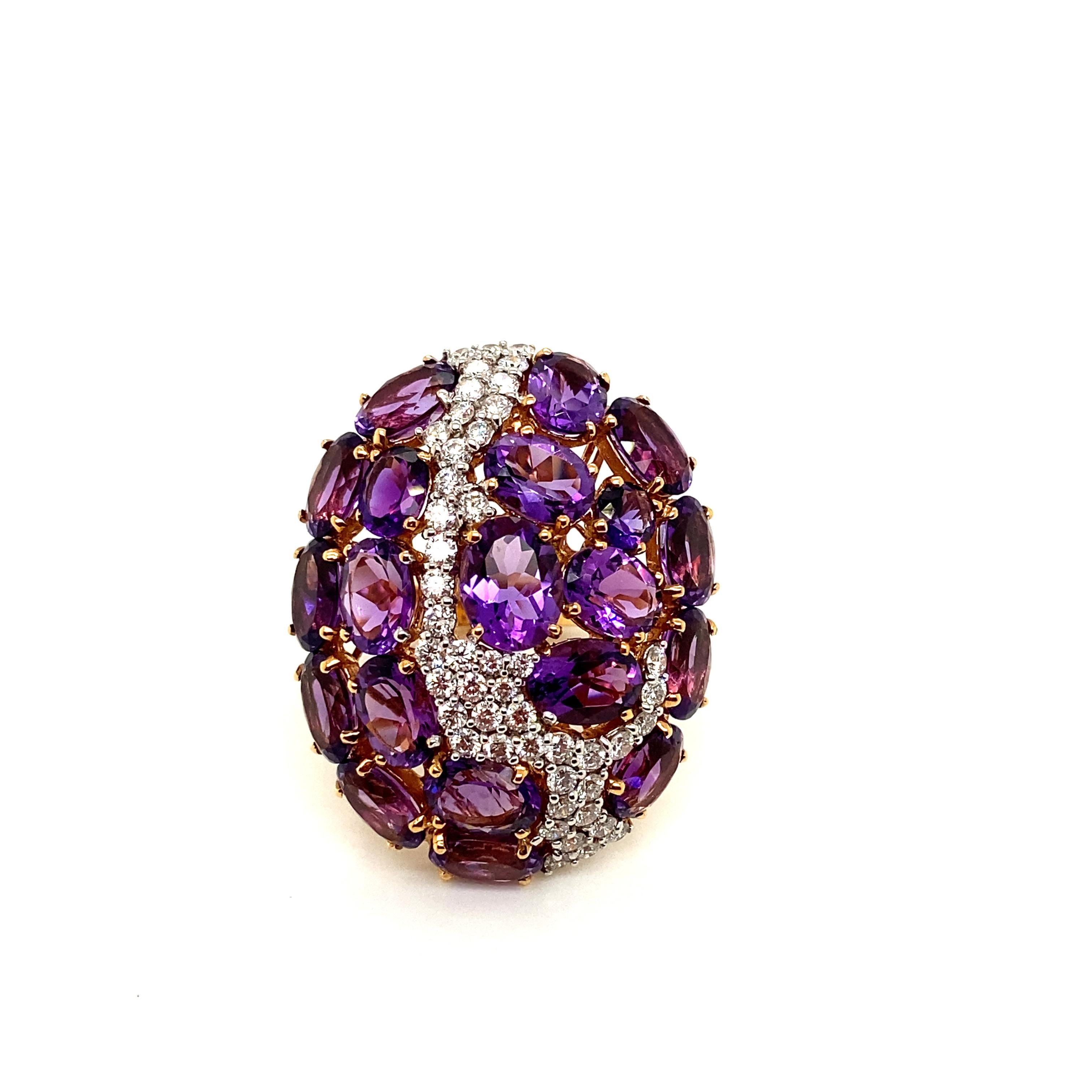 Cette magnifique bague est ornée de nombreuses améthystes naturelles de taille ovale pesant 17,50 carats, rehaussées de diamants blancs ronds de taille brillant pesant 1,45 carat. Les améthystes ont une saturation de couleur pourpre intense avec de