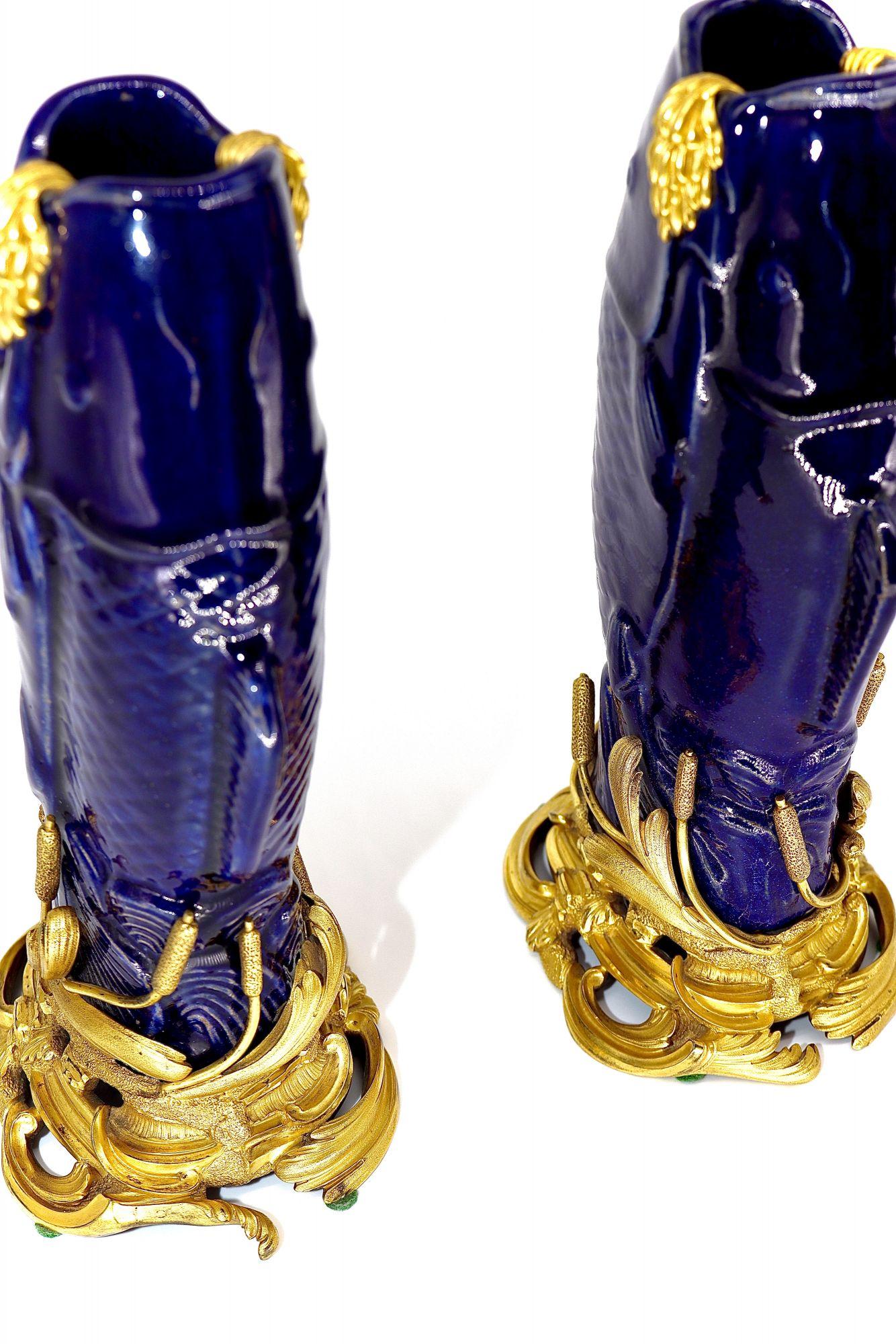 Ein Paar montierte Vasen aus Porzellan in Karp-Form. Vergoldetes, in Bronze gefasstes, blau emailliertes Steingut, China, 18. Jahrhundert, die Fassungen sind Louis XV, um 1750. Der Begriff 