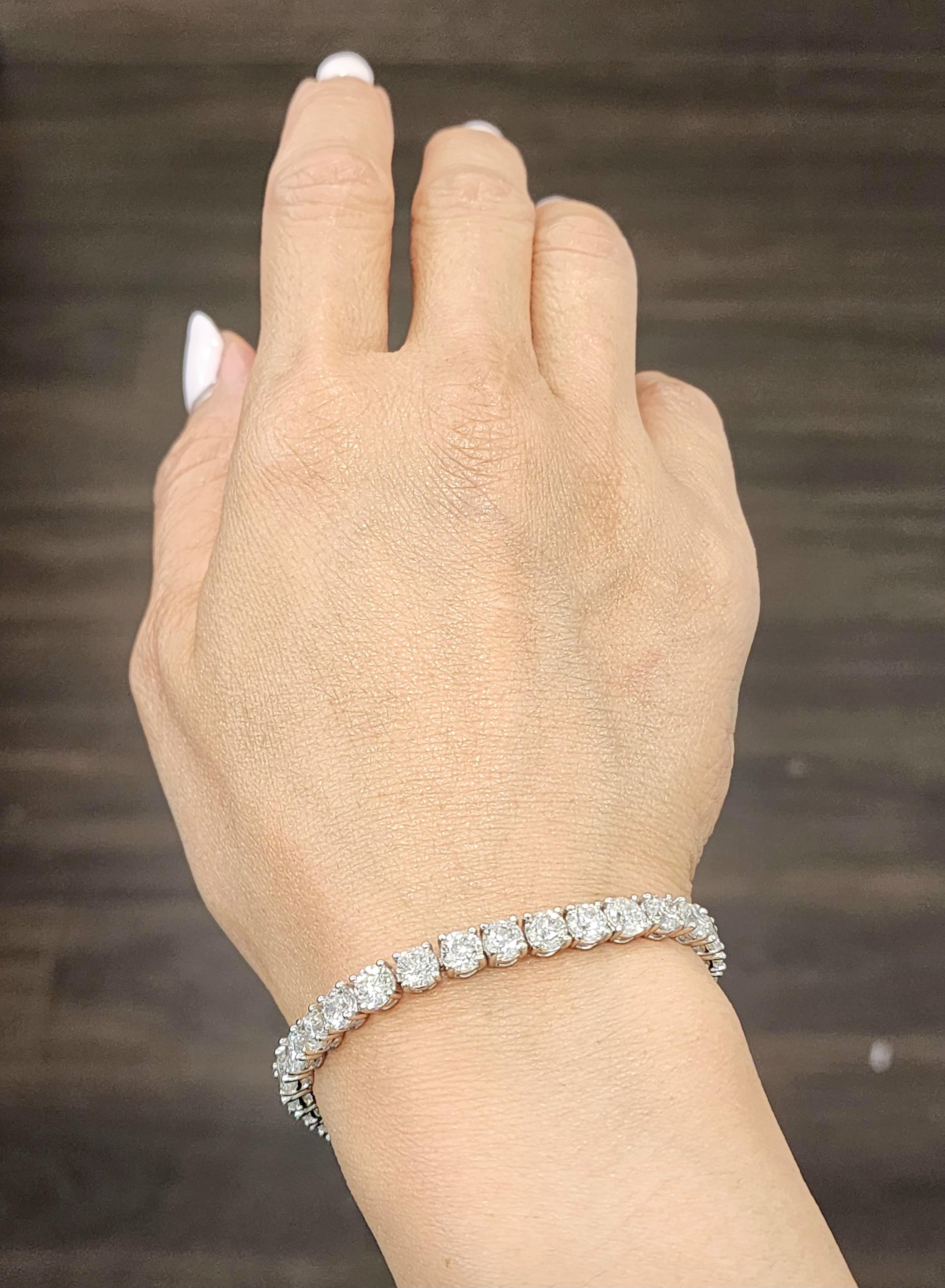Ce bracelet tennis en platine avec diamant rond de 17.50 ct est un bijou à couper le souffle qui met en valeur la beauté et l'éclat des diamants de haute qualité. Ce bracelet présente une superbe rangée de 35 diamants ronds qui ont été sertis de