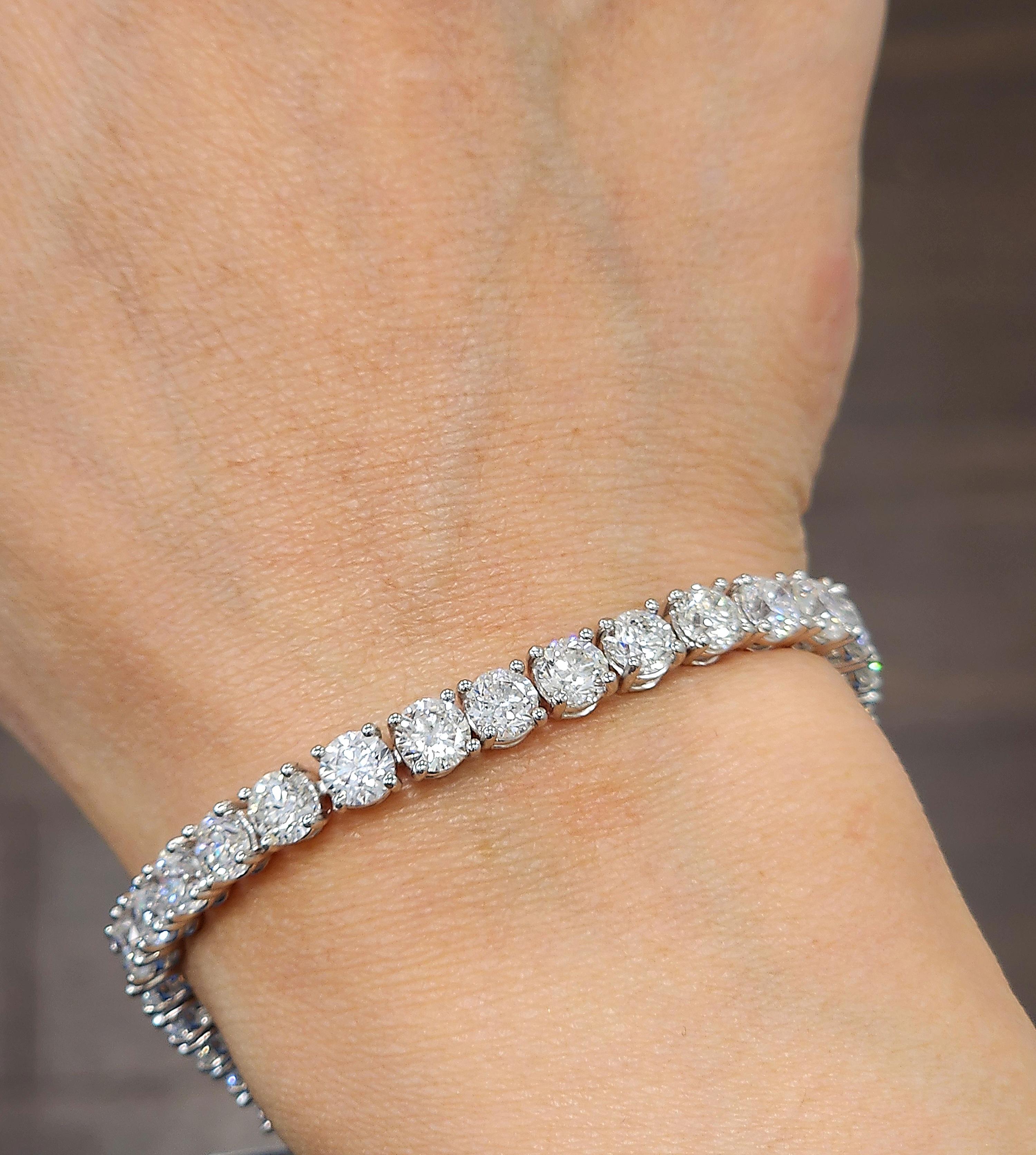 Taille ronde Bracelet tennis en platine avec diamants de 17.50 carats en vente
