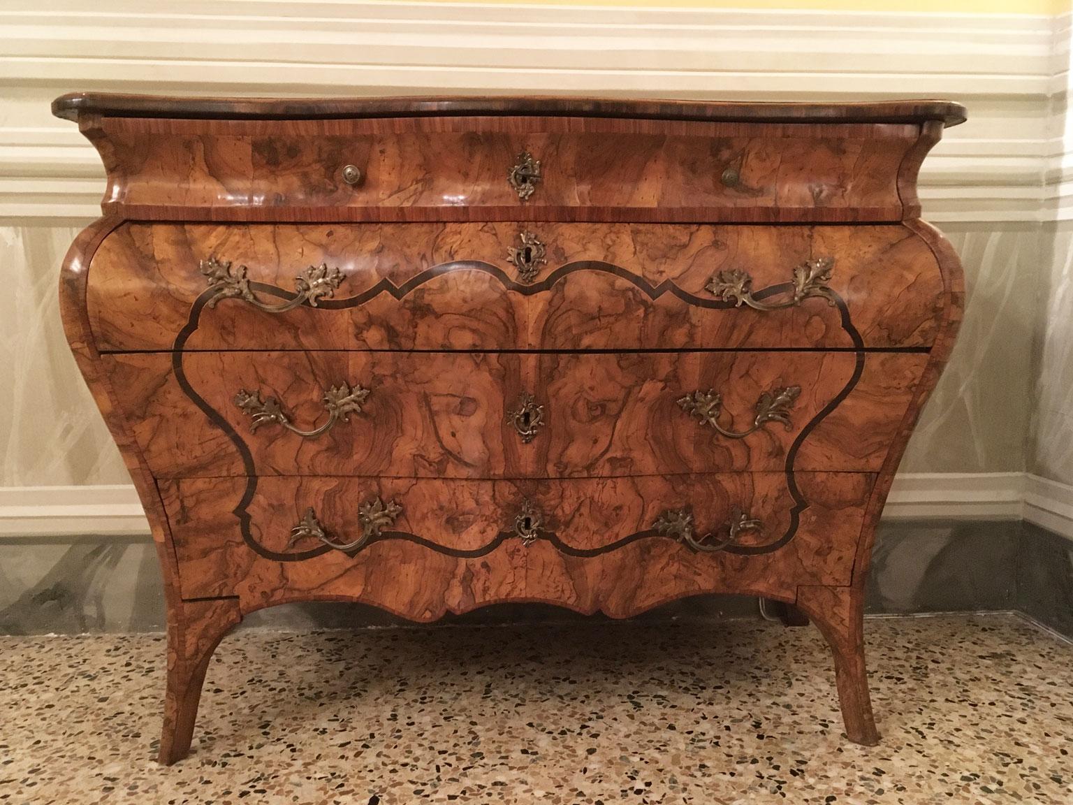 Questo pezzo raffinato mette in mostra l'eccellente gusto nella forma e nell'uso dei materiali, grazie al legno di radice di noce con bellissime venature e una tonalità calda che gli conferisce un aspetto elegante. La cassettiera trasmette un senso