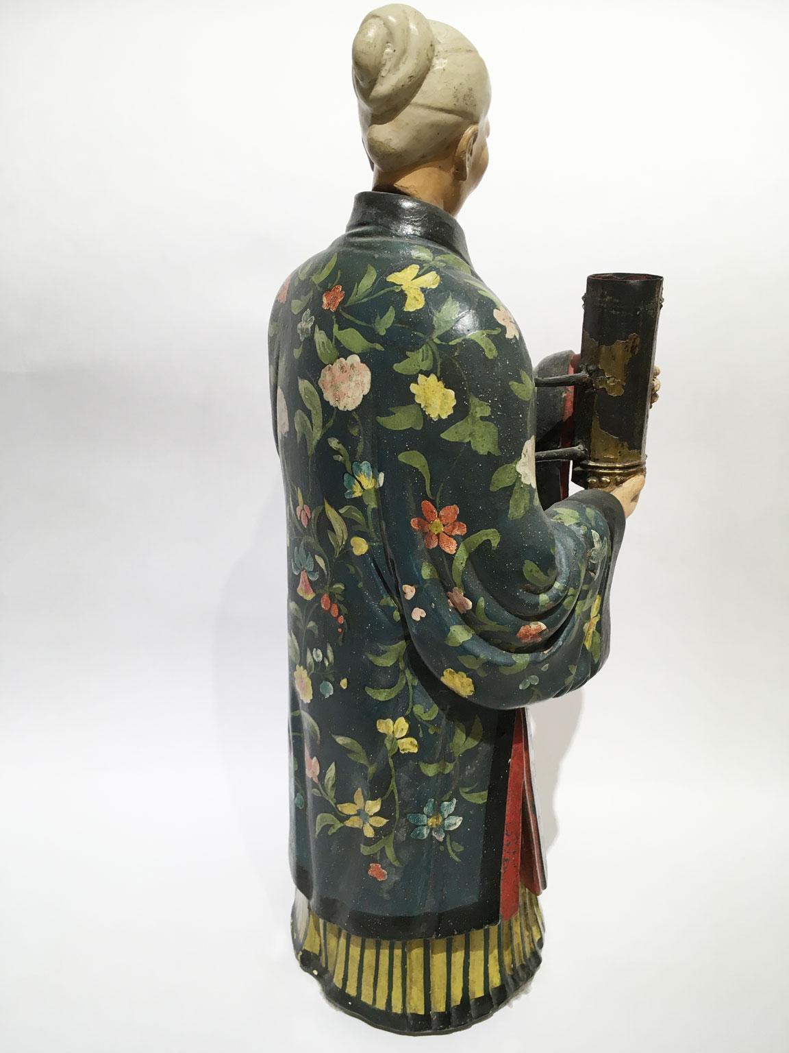 1750 Italia Figura china de terracota policromada lacada con decoración floral en venta 2