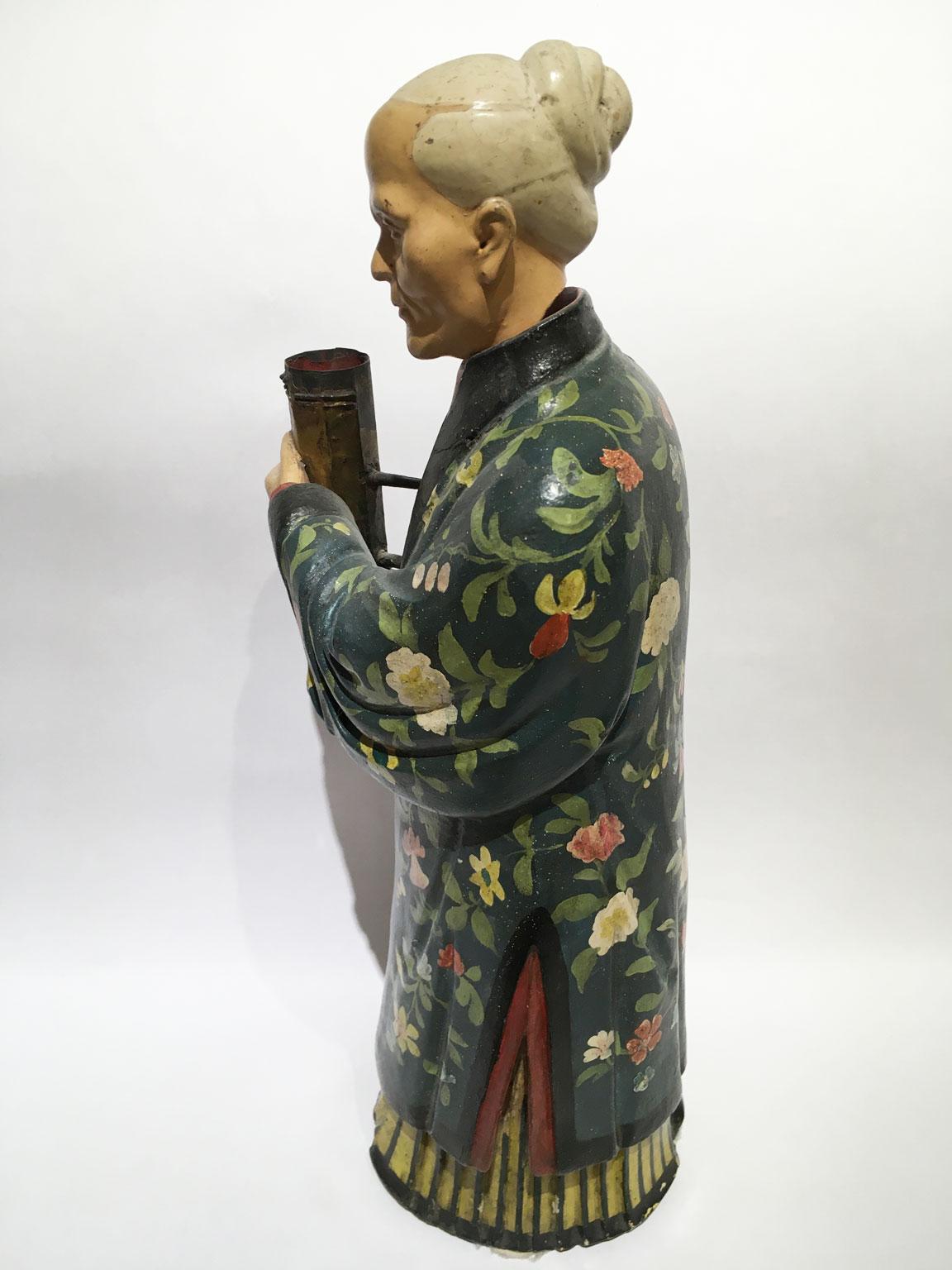 1750 Italia Figura china de terracota policromada lacada con decoración floral en venta 6