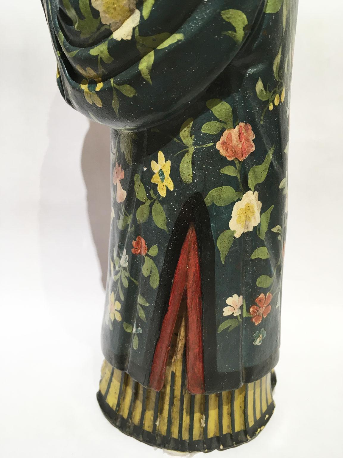 1750 Italia Figura china de terracota policromada lacada con decoración floral en venta 7