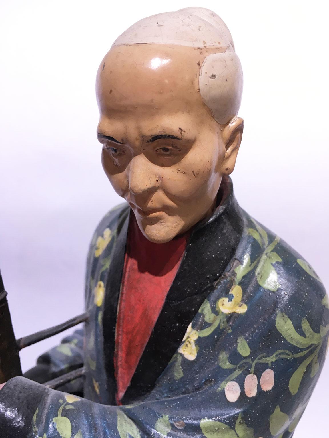 1750 Italia Figura china de terracota policromada lacada con decoración floral en venta 9