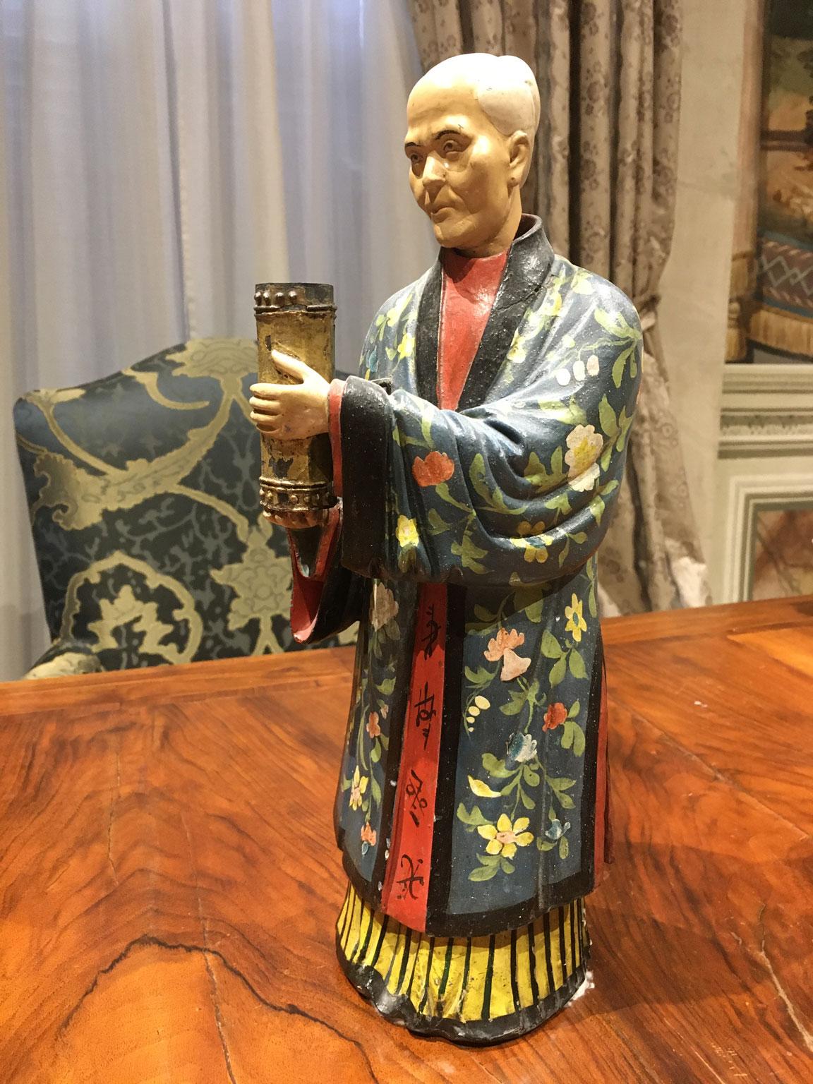 1750 Italia Figura china de terracota policromada lacada con decoración floral en venta 11