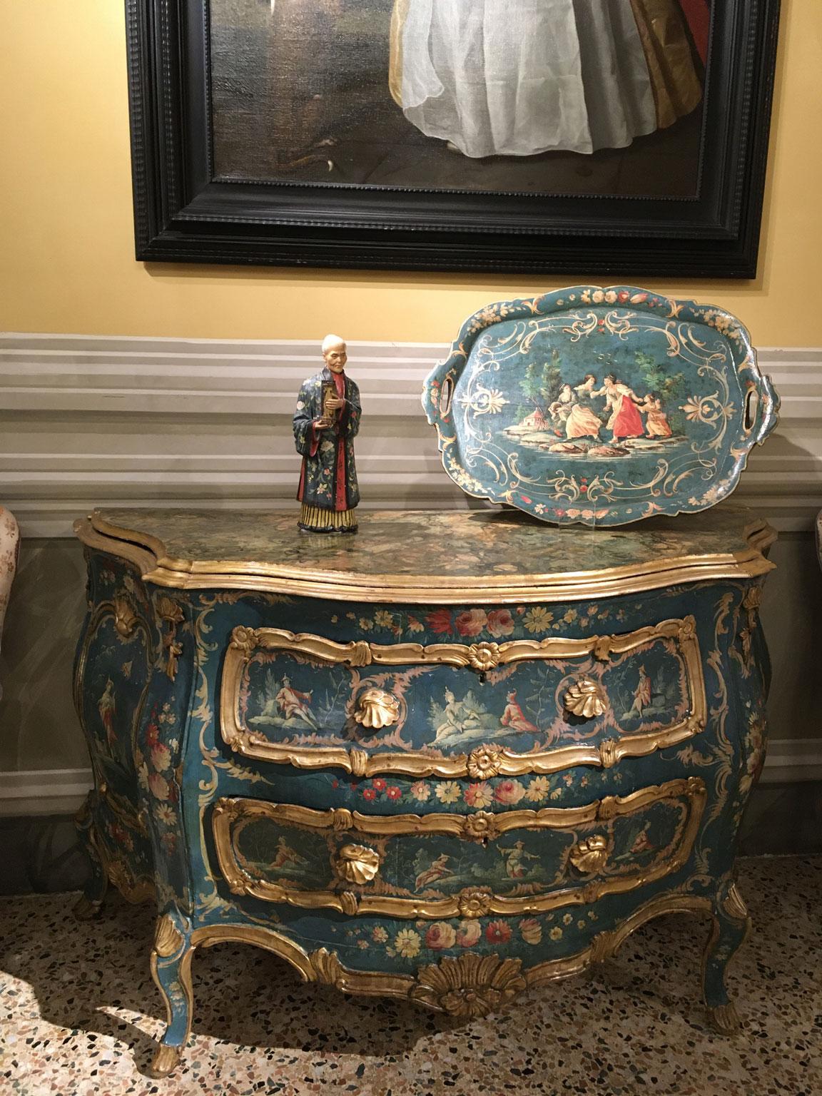 1750 Italia Figura china de terracota policromada lacada con decoración floral en venta 12