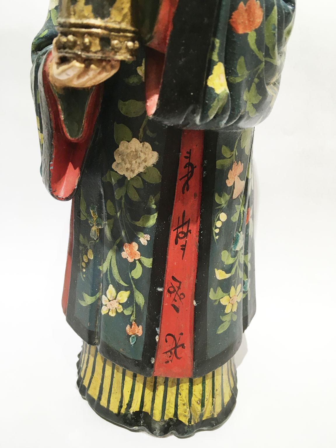 1750 Italia Figura china de terracota policromada lacada con decoración floral Italiano en venta