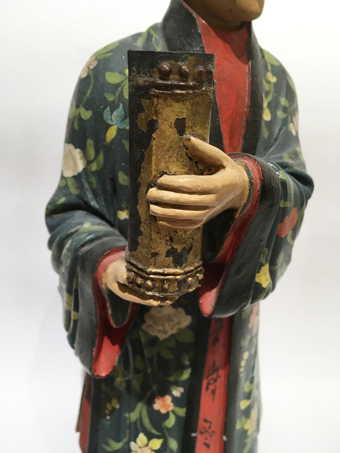 1750 Italia Figura china de terracota policromada lacada con decoración floral Hecho a mano en venta