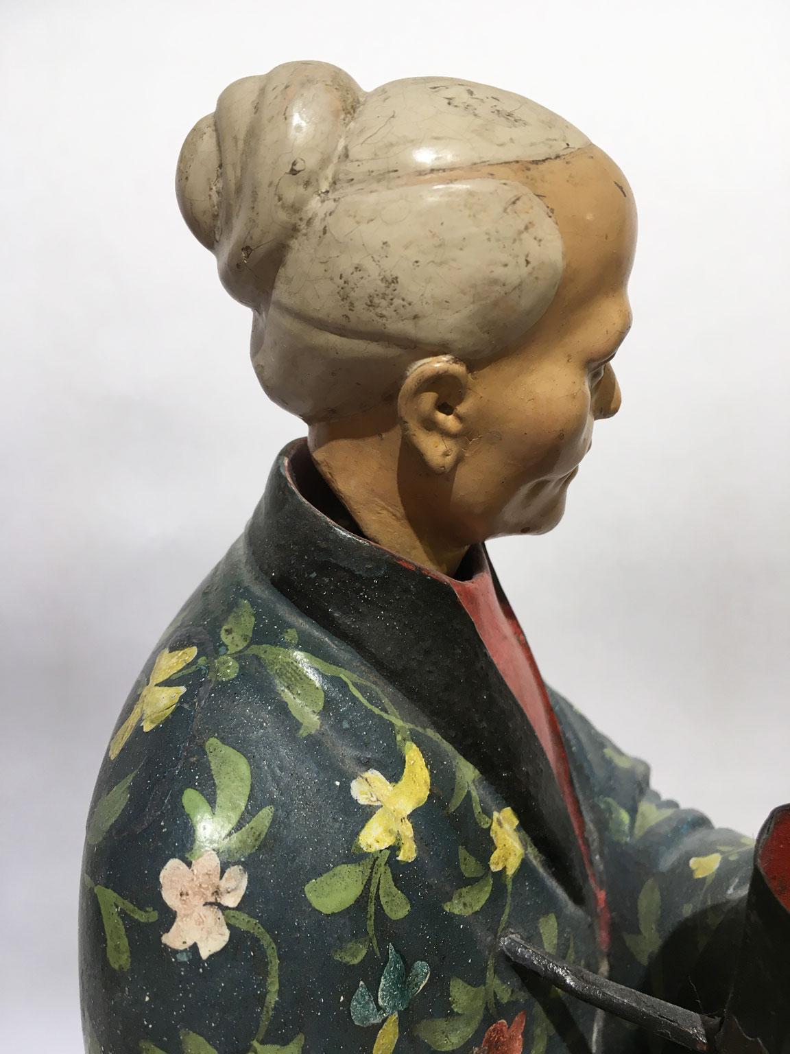 1750 Italia Figura china de terracota policromada lacada con decoración floral siglo XVIII en venta