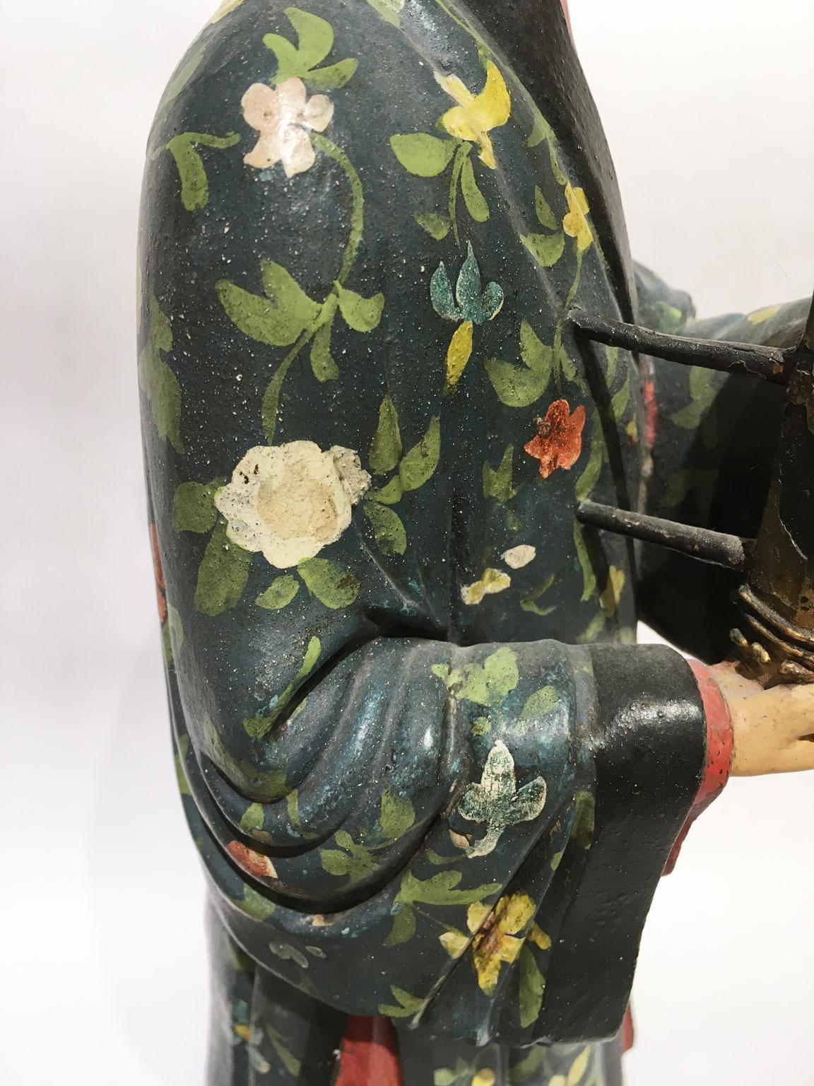 1750 Italia Figura china de terracota policromada lacada con decoración floral Hierro en venta