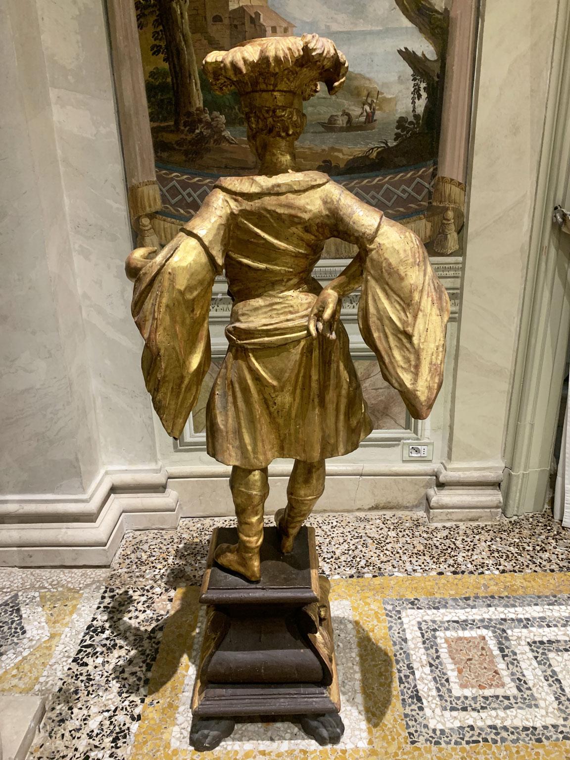 1750 Italy Pair of Carved and Engraved Giltwood Male Figures Sculptures For Sale 13