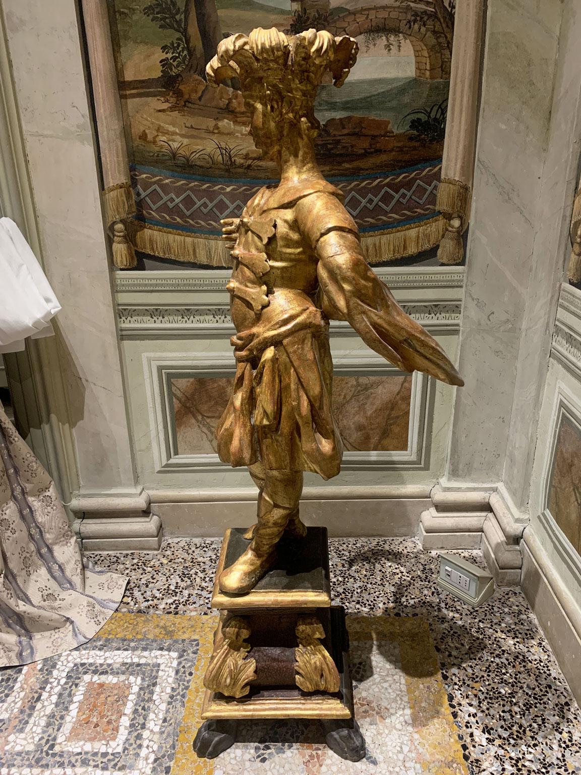 1750 Italy Pair of Carved and Engraved Giltwood Male Figures Sculptures For Sale 2