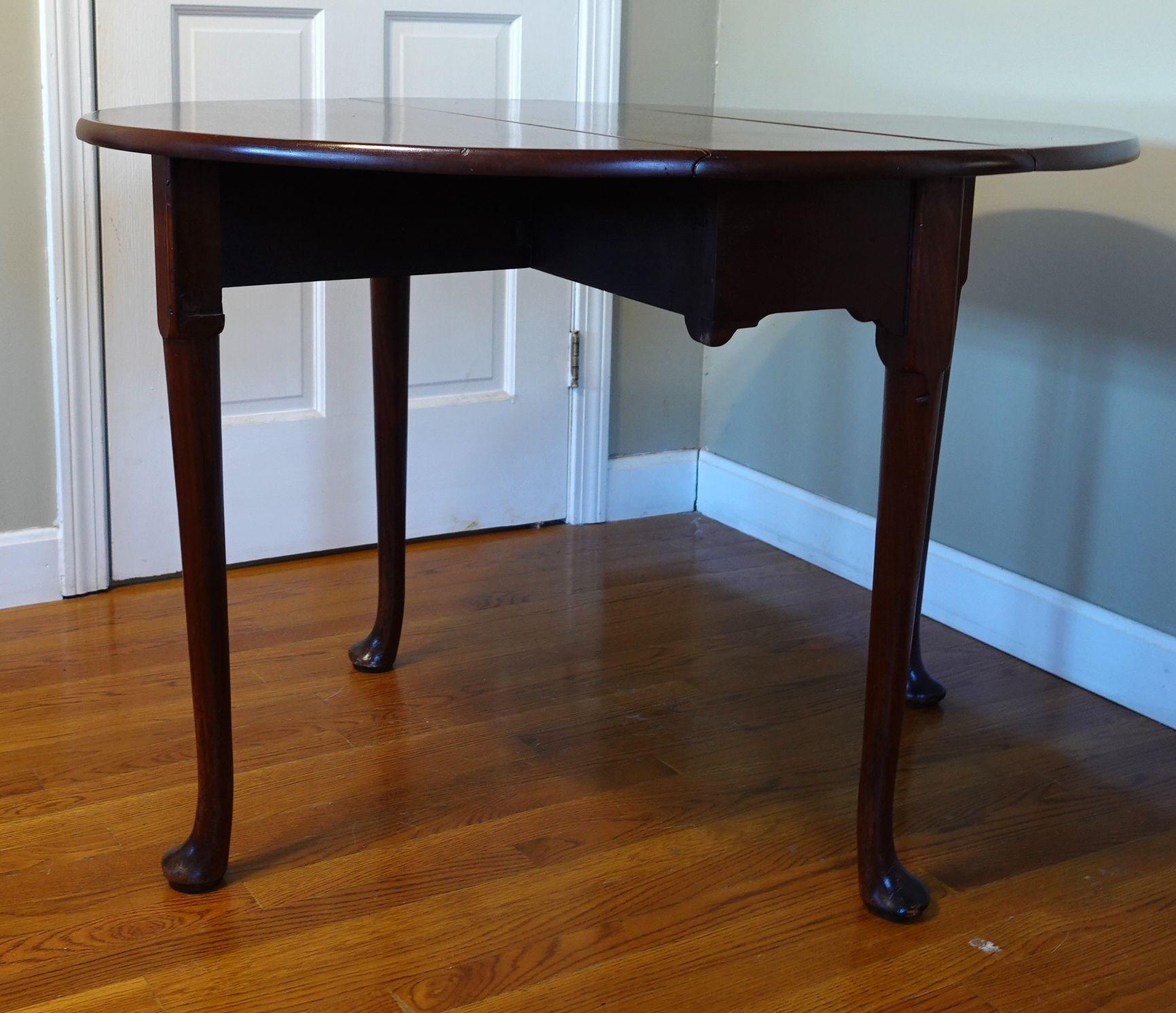 1750 Queen Anne Table with Oval Drop Leaves on Turned Legs For Sale 2