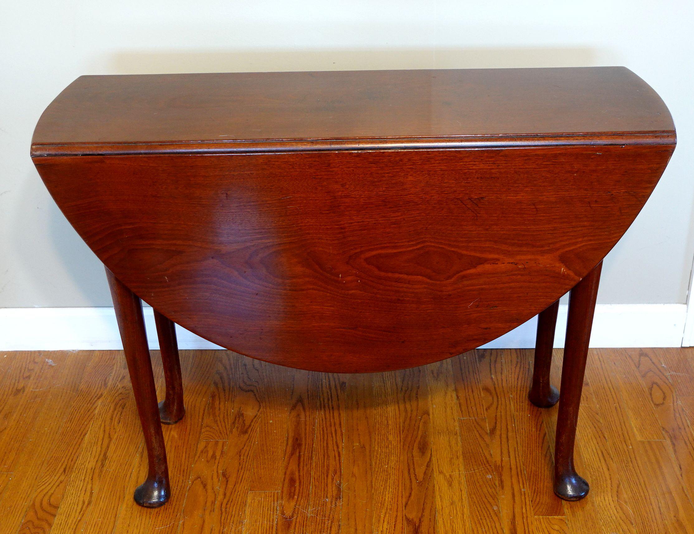 Queen Anne table, having oval drop leaves on turned (slipper) legs ending in pad feet, circa 1750, height 29 inches, top 39