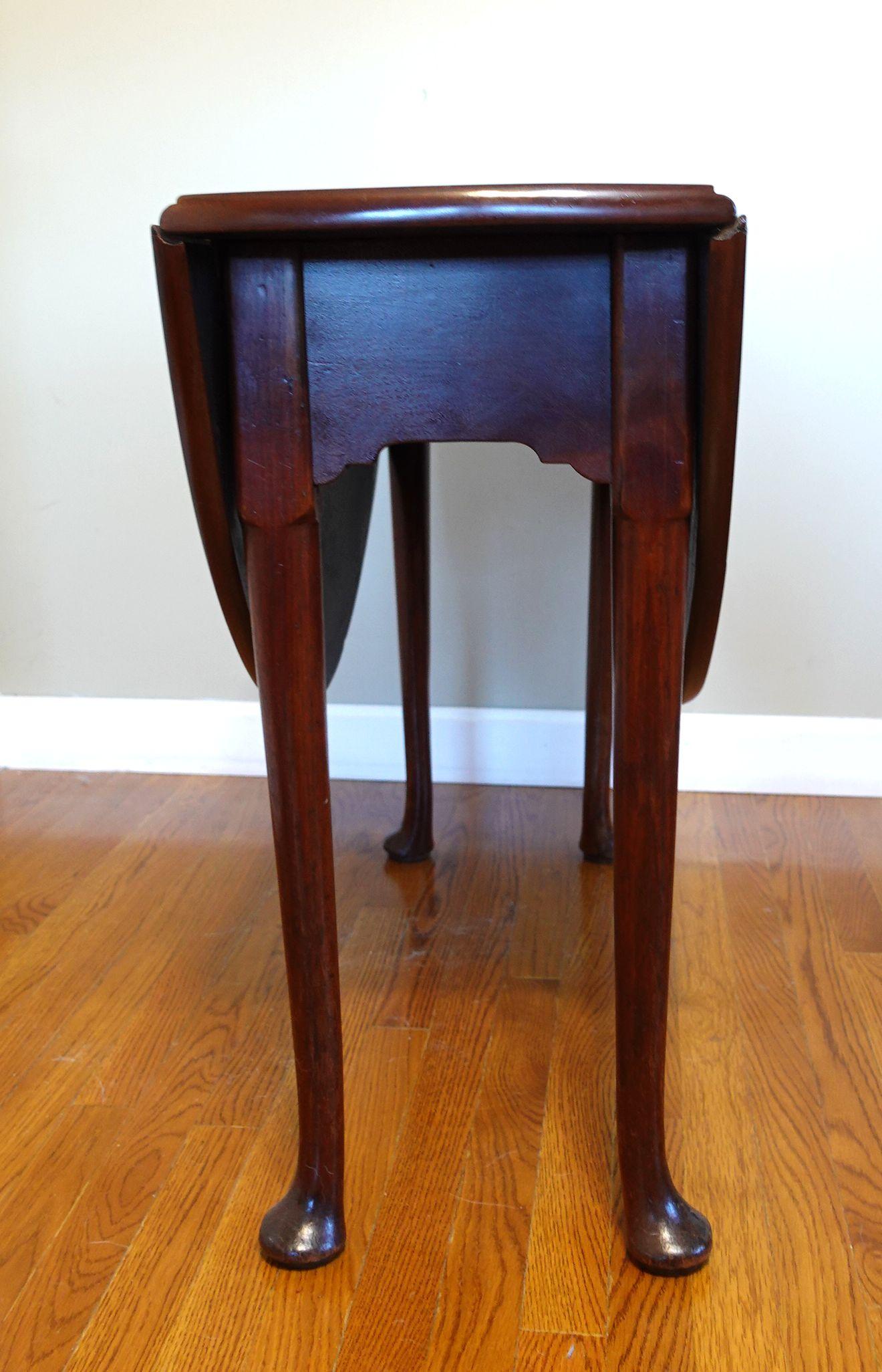 American 1750 Queen Anne Table with Oval Drop Leaves on Turned Legs For Sale