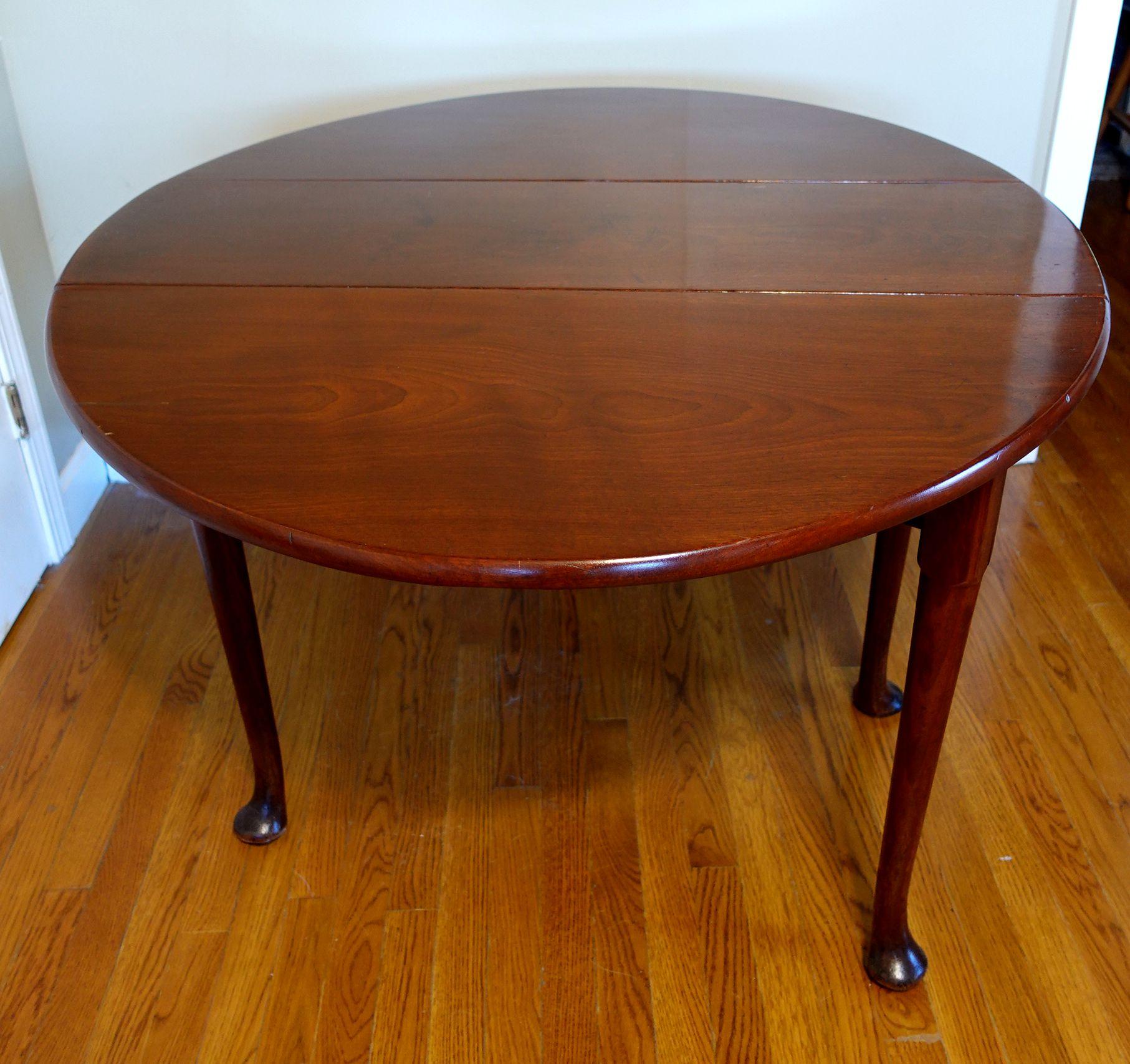 18th Century and Earlier 1750 Queen Anne Table with Oval Drop Leaves on Turned Legs For Sale