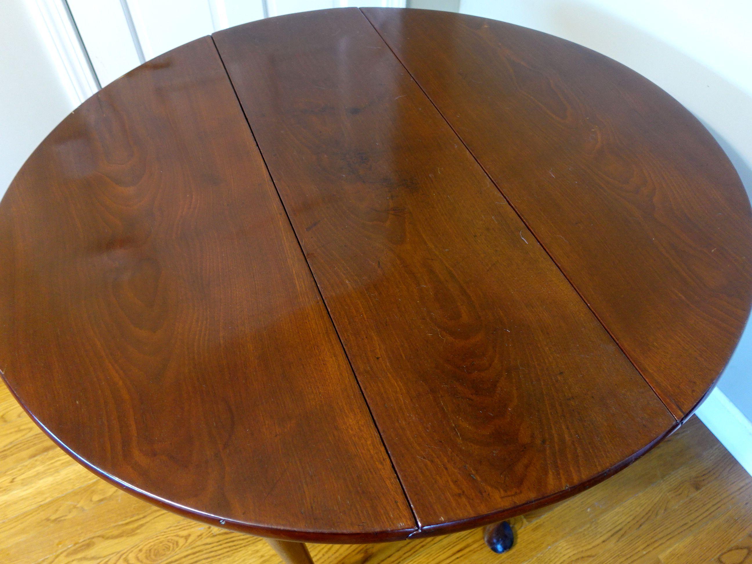 1750 Queen Anne Table with Oval Drop Leaves on Turned Legs For Sale 1