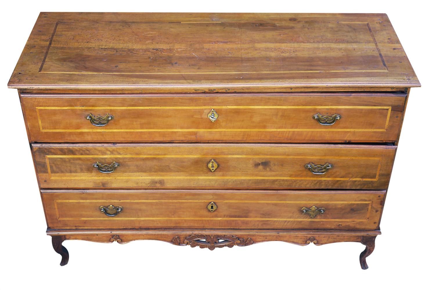 Chest of drawers, with three drawers, in solid walnut, with maple marquetry on top, sides and drawers.
In the lower part three details give lightness and grace to the straight lines of the body and drawers: the cornice, the shaped legs and a refined