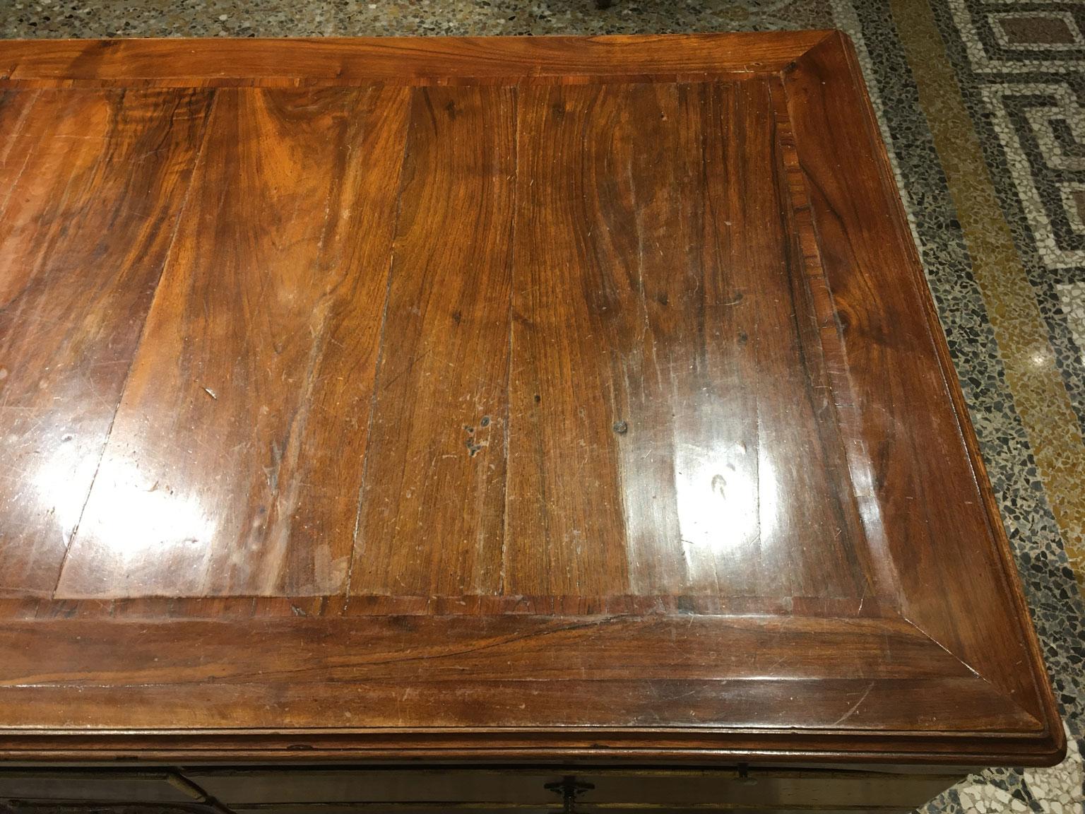 1750 Venecia Italia Escritorio barroco de nogal tallado y taraceado con cajones en venta 2