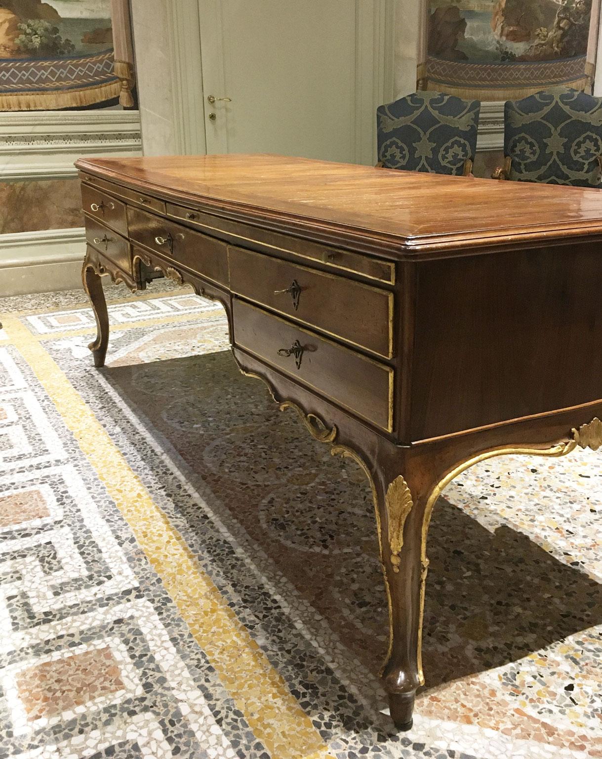 1750 Venecia Italia Escritorio barroco de nogal tallado y taraceado con cajones en venta 3