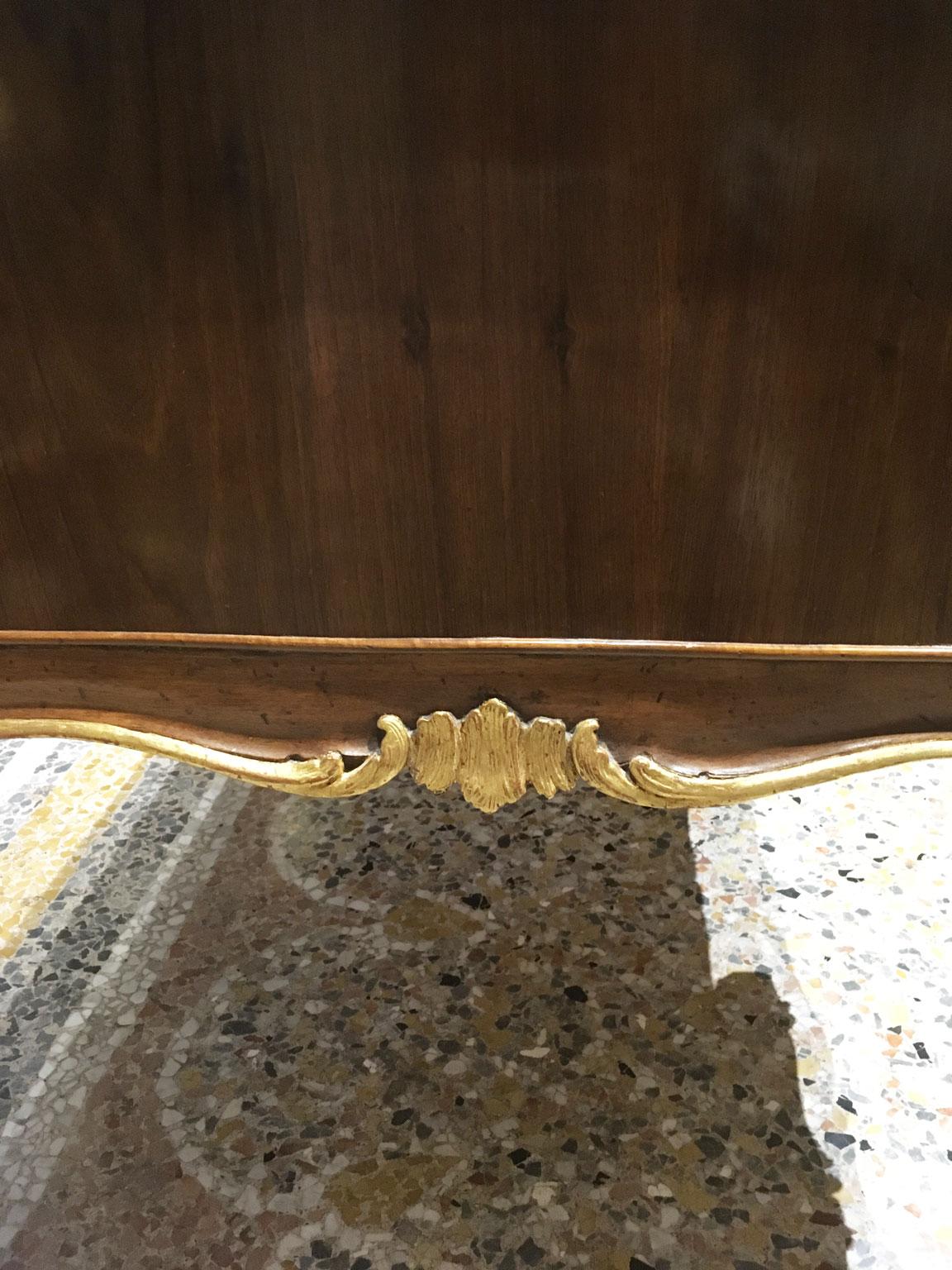 1750 Venecia Italia Escritorio barroco de nogal tallado y taraceado con cajones en venta 4