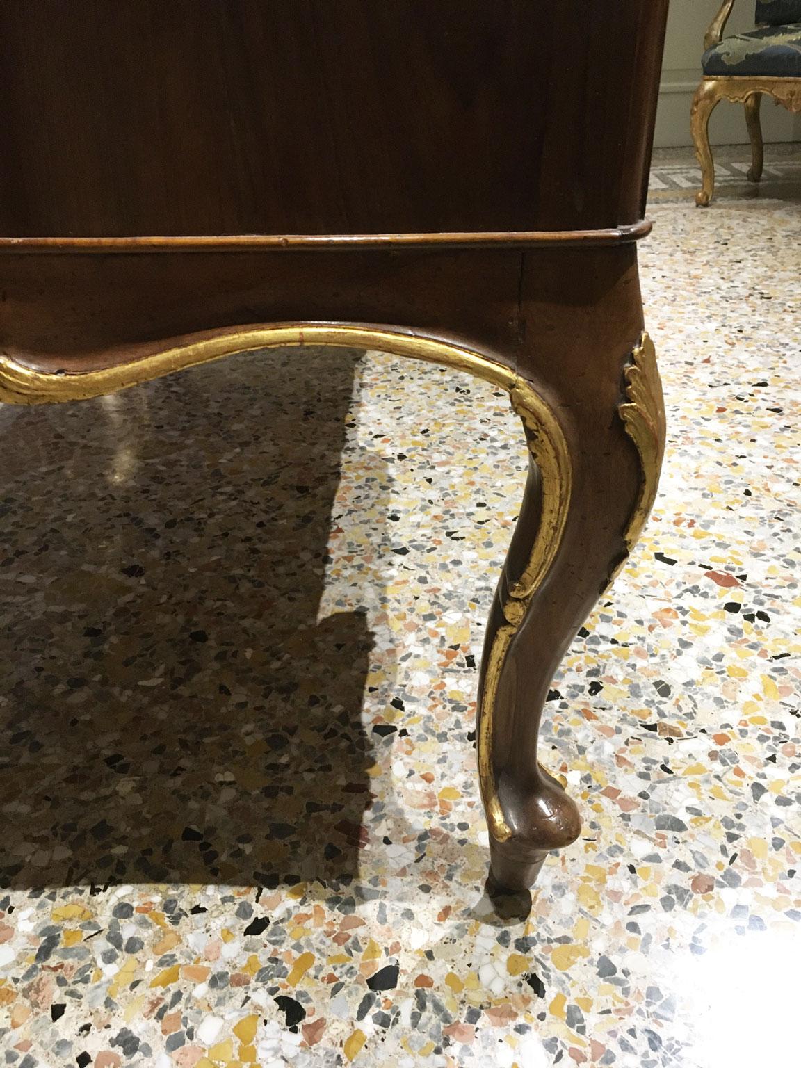 1750 Venecia Italia Escritorio barroco de nogal tallado y taraceado con cajones en venta 5