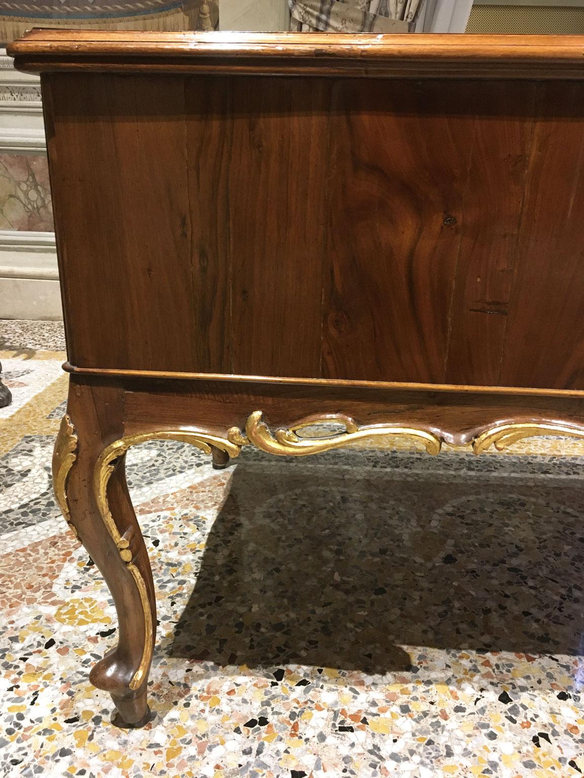 1750 Venecia Italia Escritorio barroco de nogal tallado y taraceado con cajones en venta 6