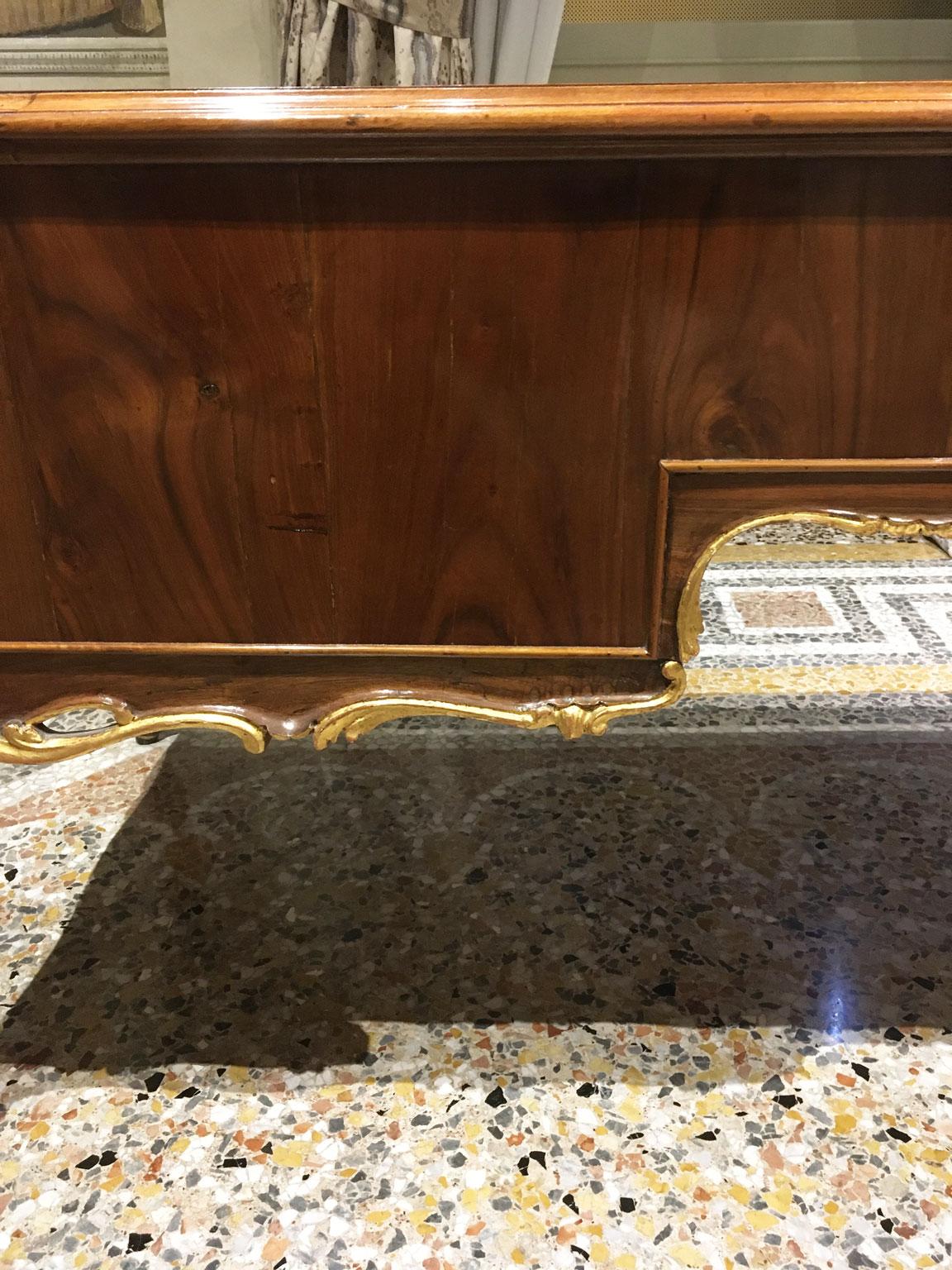 1750 Venecia Italia Escritorio barroco de nogal tallado y taraceado con cajones en venta 7