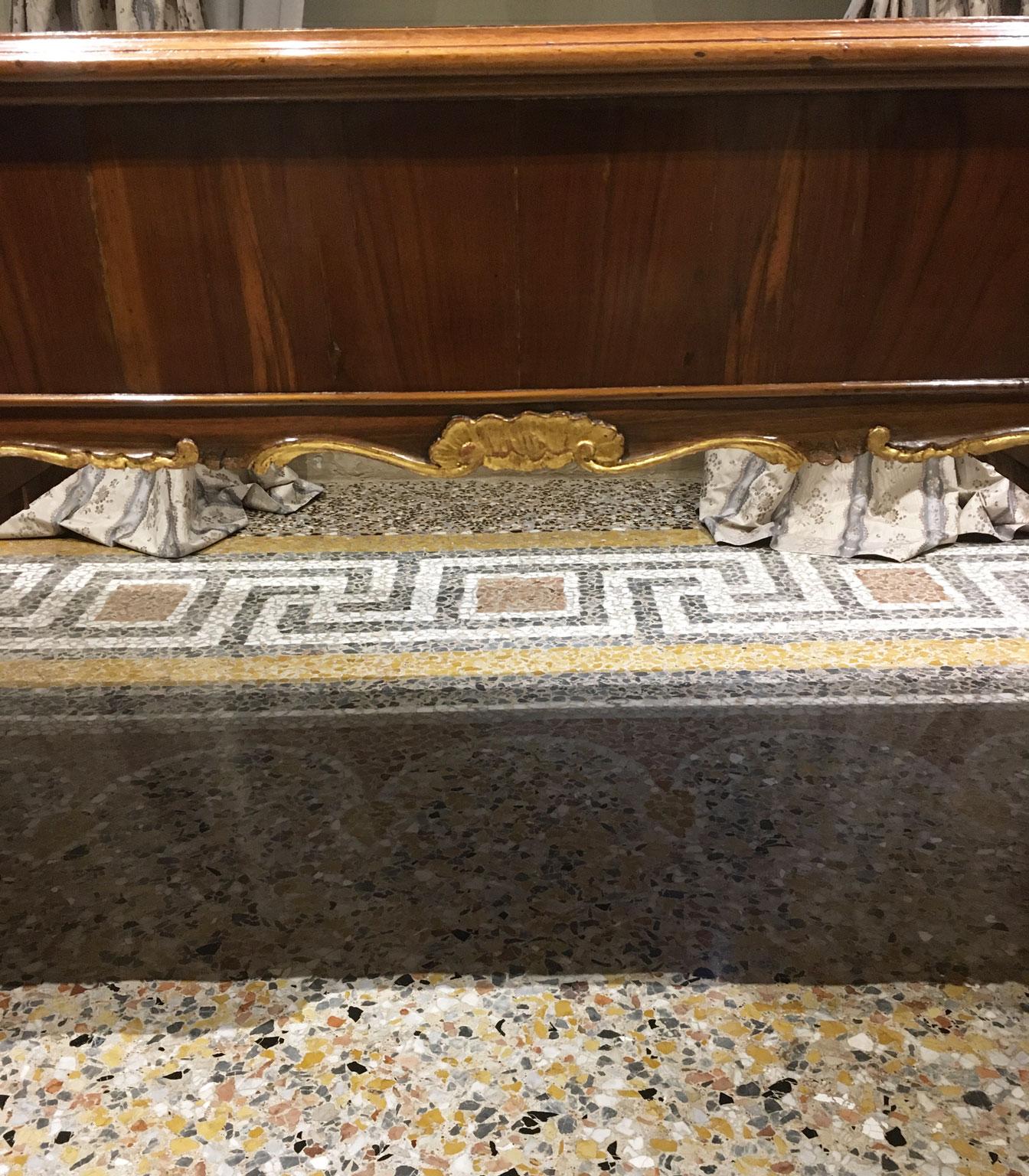 1750 Venecia Italia Escritorio barroco de nogal tallado y taraceado con cajones en venta 8