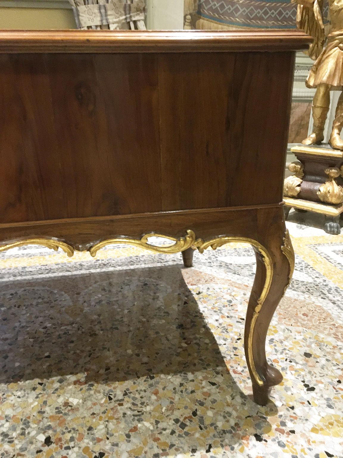 1750 Venecia Italia Escritorio barroco de nogal tallado y taraceado con cajones en venta 9