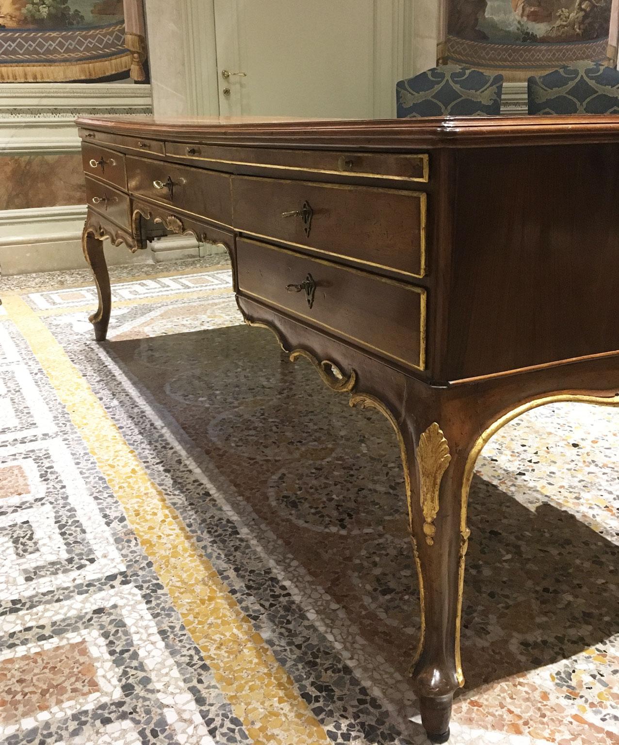 1750 Venecia Italia Escritorio barroco de nogal tallado y taraceado con cajones en venta 10