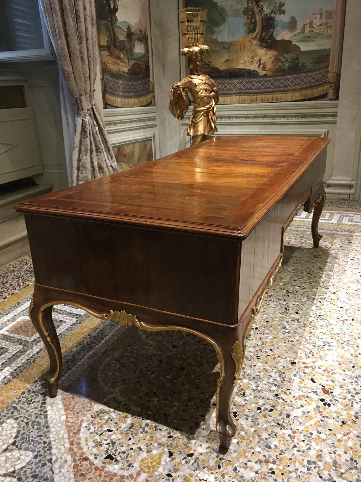 1750 Venecia Italia Escritorio barroco de nogal tallado y taraceado con cajones en venta 11