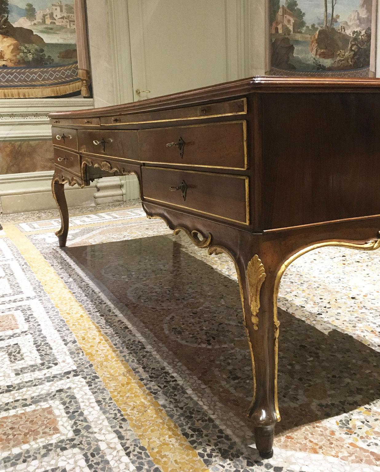 1750 Venecia Italia Escritorio barroco de nogal tallado y taraceado con cajones en venta 12
