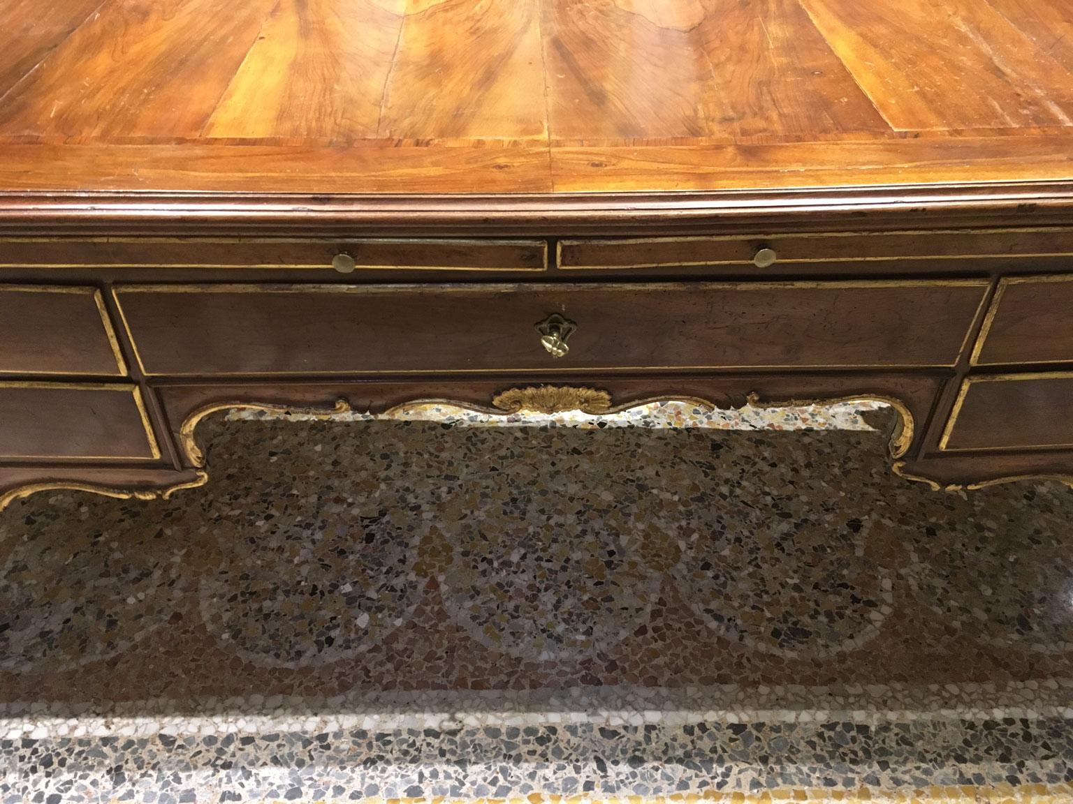 1750 Venecia Italia Escritorio barroco de nogal tallado y taraceado con cajones Barroco en venta