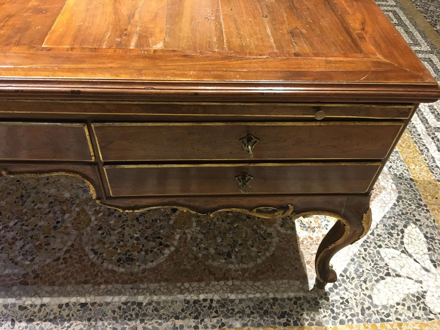 1750 Venecia Italia Escritorio barroco de nogal tallado y taraceado con cajones Italiano en venta