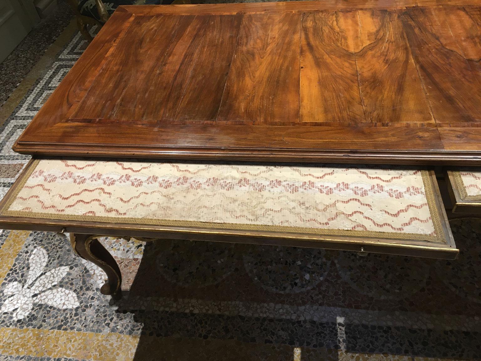 1750 Venecia Italia Escritorio barroco de nogal tallado y taraceado con cajones Hecho a mano en venta