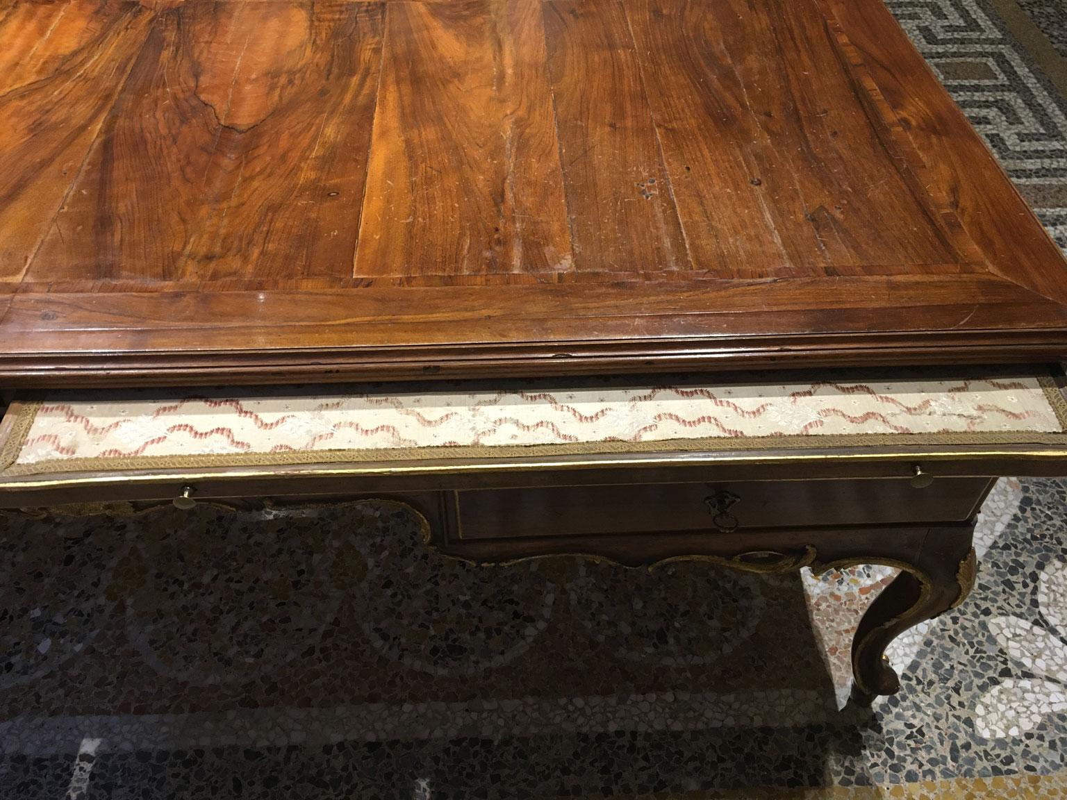 1750 Venecia Italia Escritorio barroco de nogal tallado y taraceado con cajones en Bueno estado para la venta en Brescia, IT