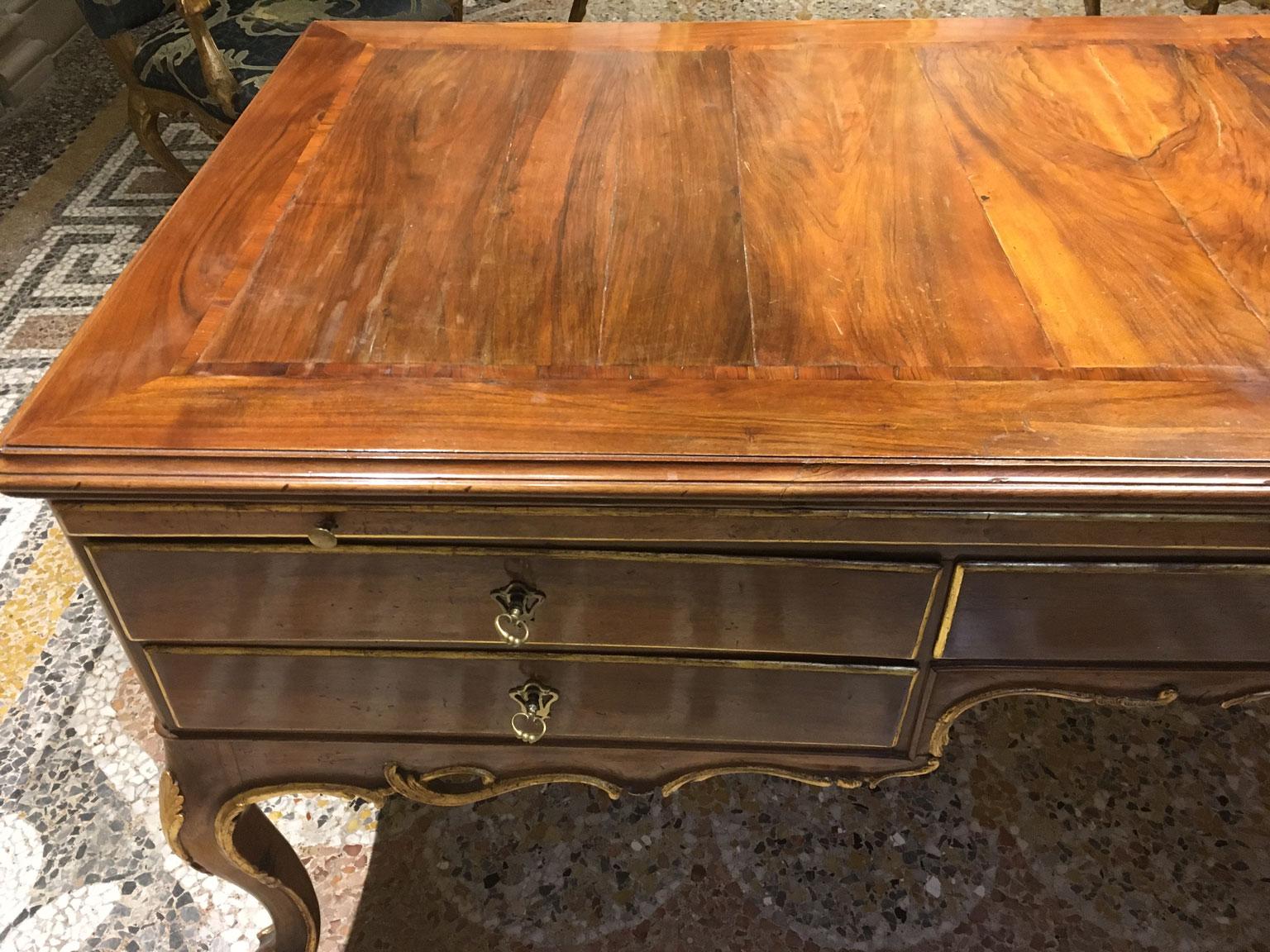 1750 Venecia Italia Escritorio barroco de nogal tallado y taraceado con cajones siglo XVIII en venta