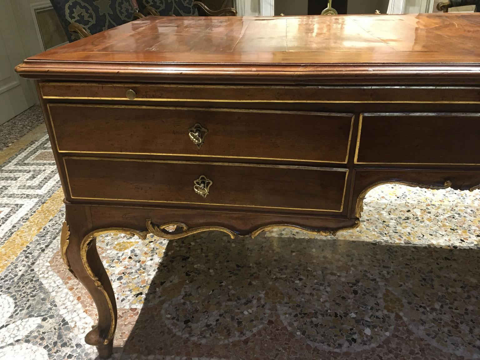 1750 Venecia Italia Escritorio barroco de nogal tallado y taraceado con cajones en venta 1