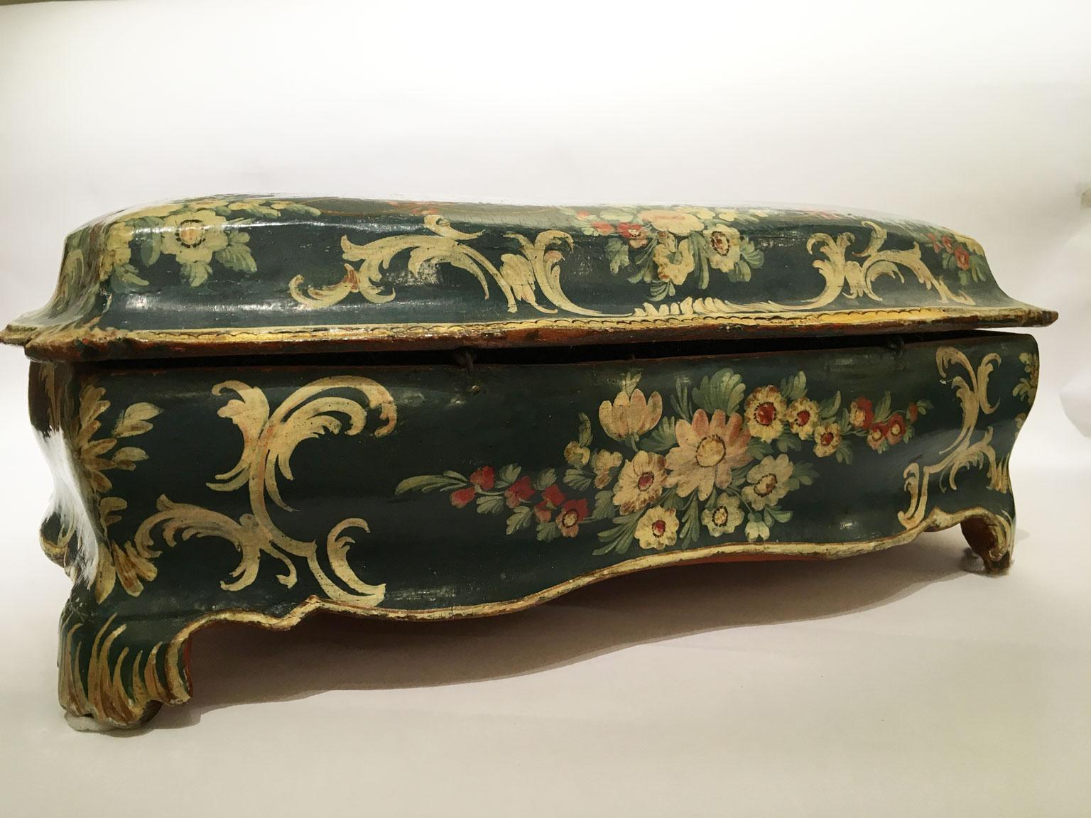 1750 Venezia Italia Caja de madera lacada azul con flores y figuras en venta 2