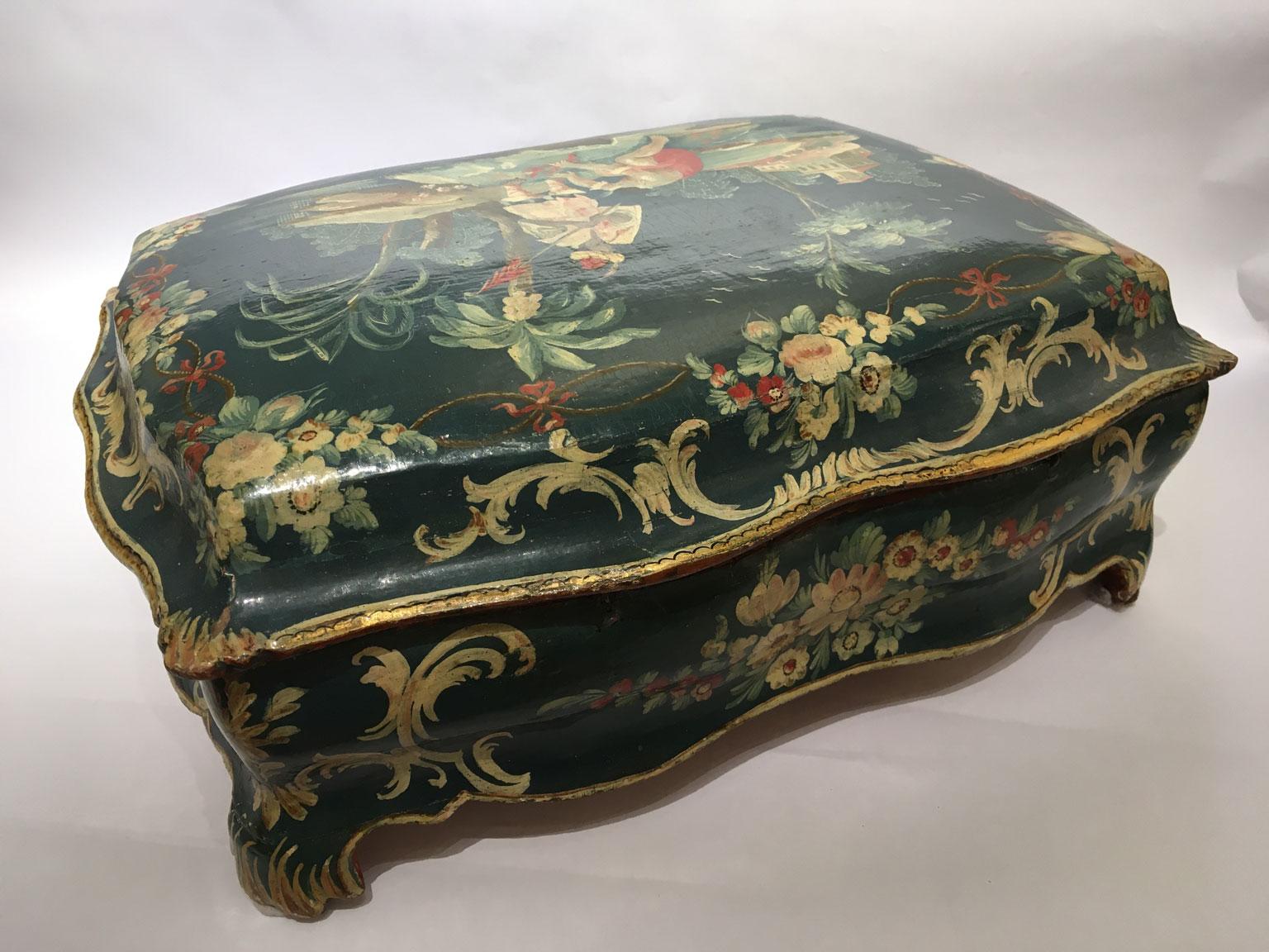 1750 Venezia Italia Caja de madera lacada azul con flores y figuras en venta 3